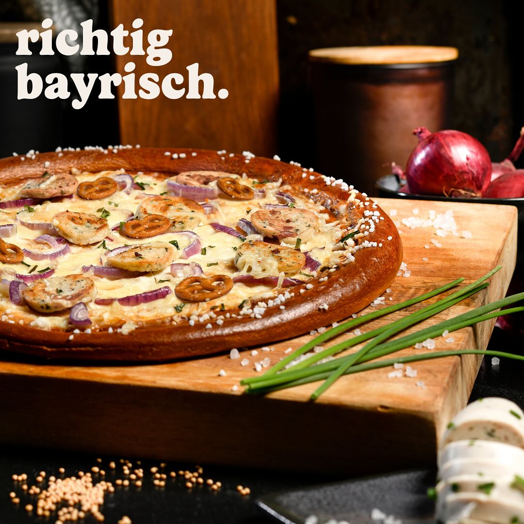 Das Oktoberfest ist im vollen Gange und das nicht nur in München! 🍻
Und da haben wir uns gefragt was für euch auf eine richtig bayrische Brizza gehört?
Weißwurst? Senf? oder doch was ganz anderes? Wir sind auf eure Zutaten gespannt 🤩
#Brizza #Wurstbendel #Aschaffenburg #München #Oktoberfest #Pizza #Brezel #Lecker #Gründen #FemaleStartup #Bayern #Restaurant #FoodStartup #Local #Frankfurt