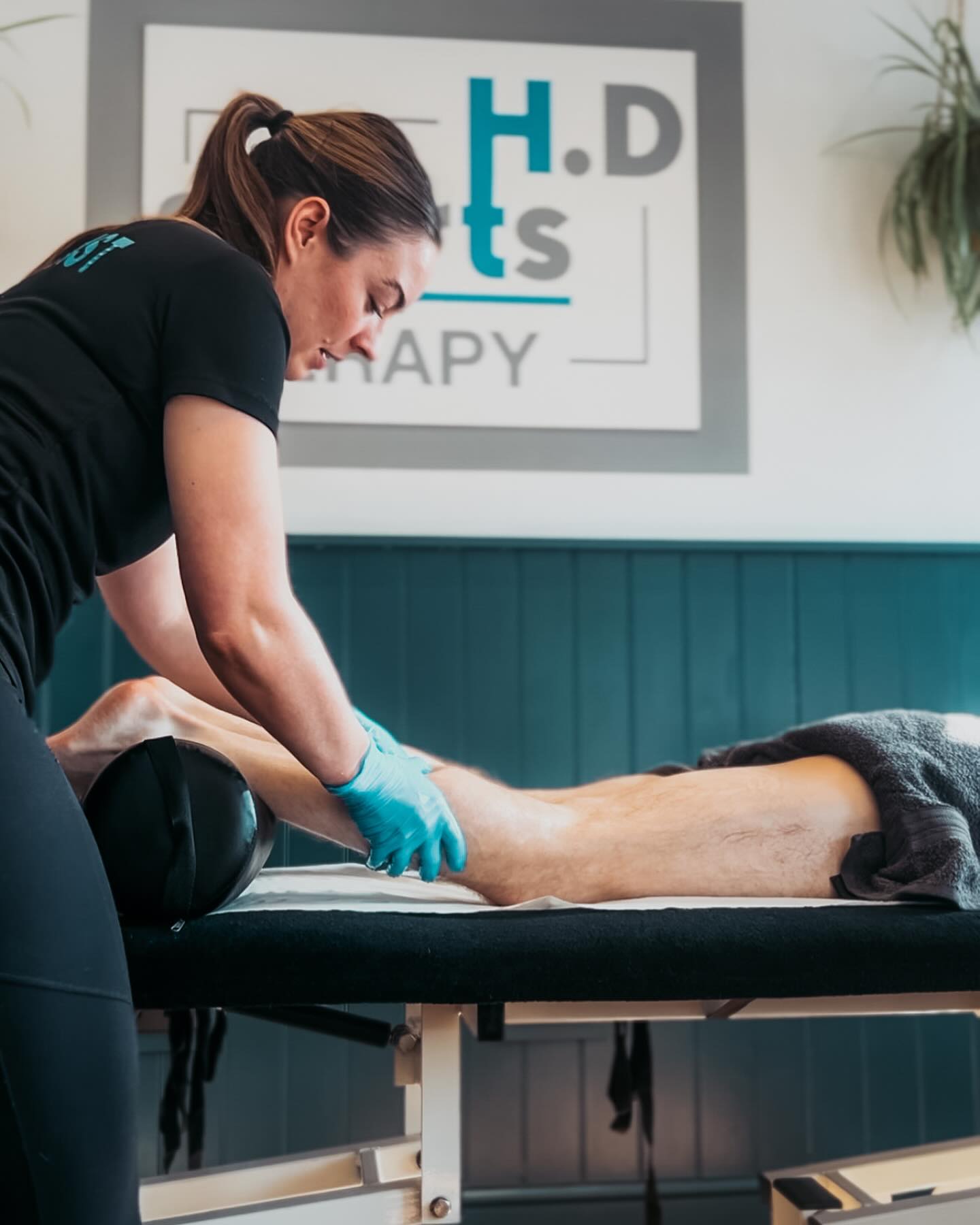 MARATHON SEASON 🏃🏽♀️
Have you ever had a sports massage for your pre or post marathon prep?
🔵 reduced muscle fatigue
🔵 released tension
🔵 increased muscle blood flow
🔵 AND good psychological prep!
.
#sportsmassageselby #selbyrunners