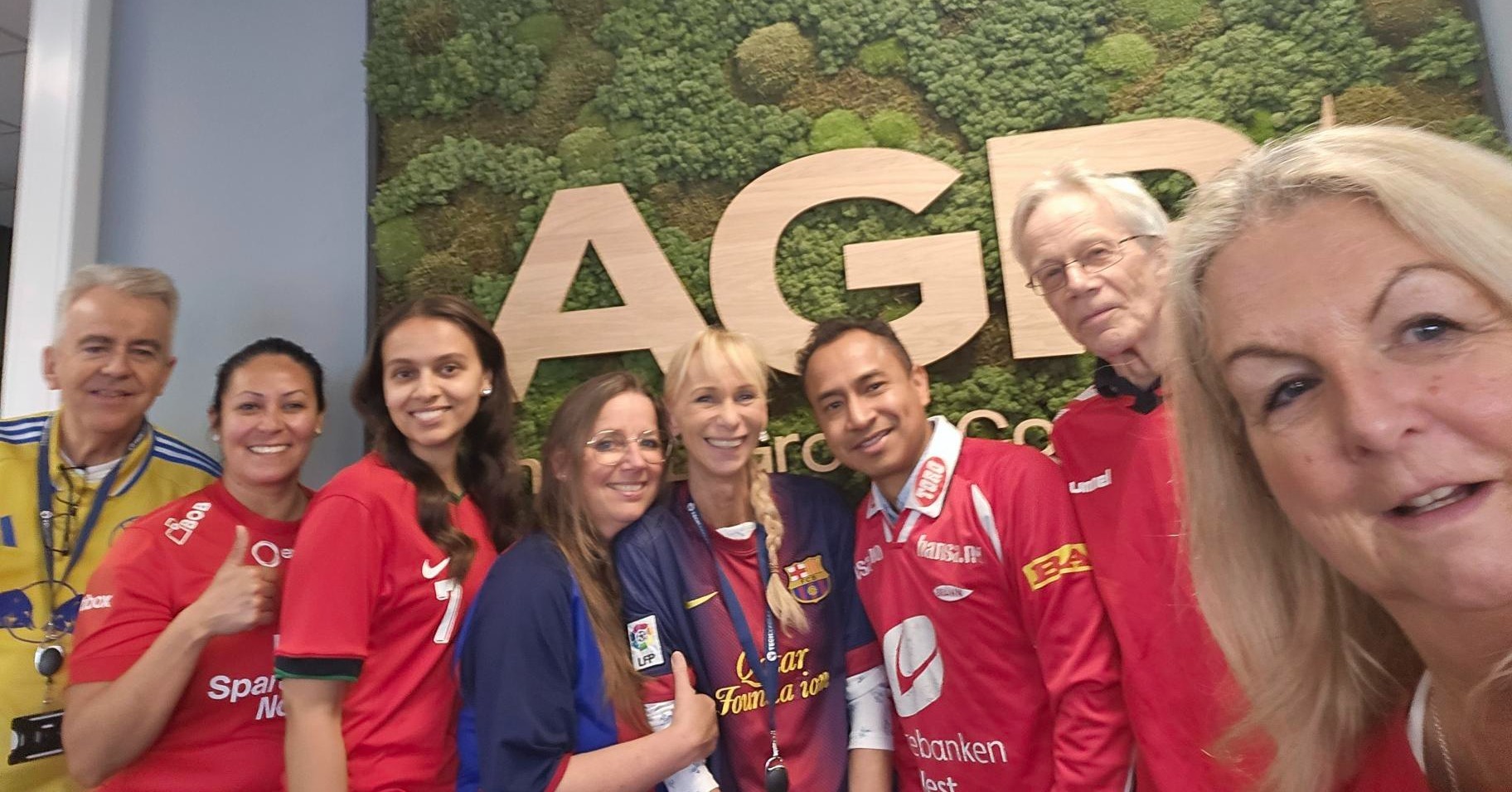 #fotballtrøyefredag / Football Shirt Friday ⚽️👕
Husk å gjøre ditt bidrag til støtte for en utrolig viktig jobb av Barnekreftforeningen 🎗️