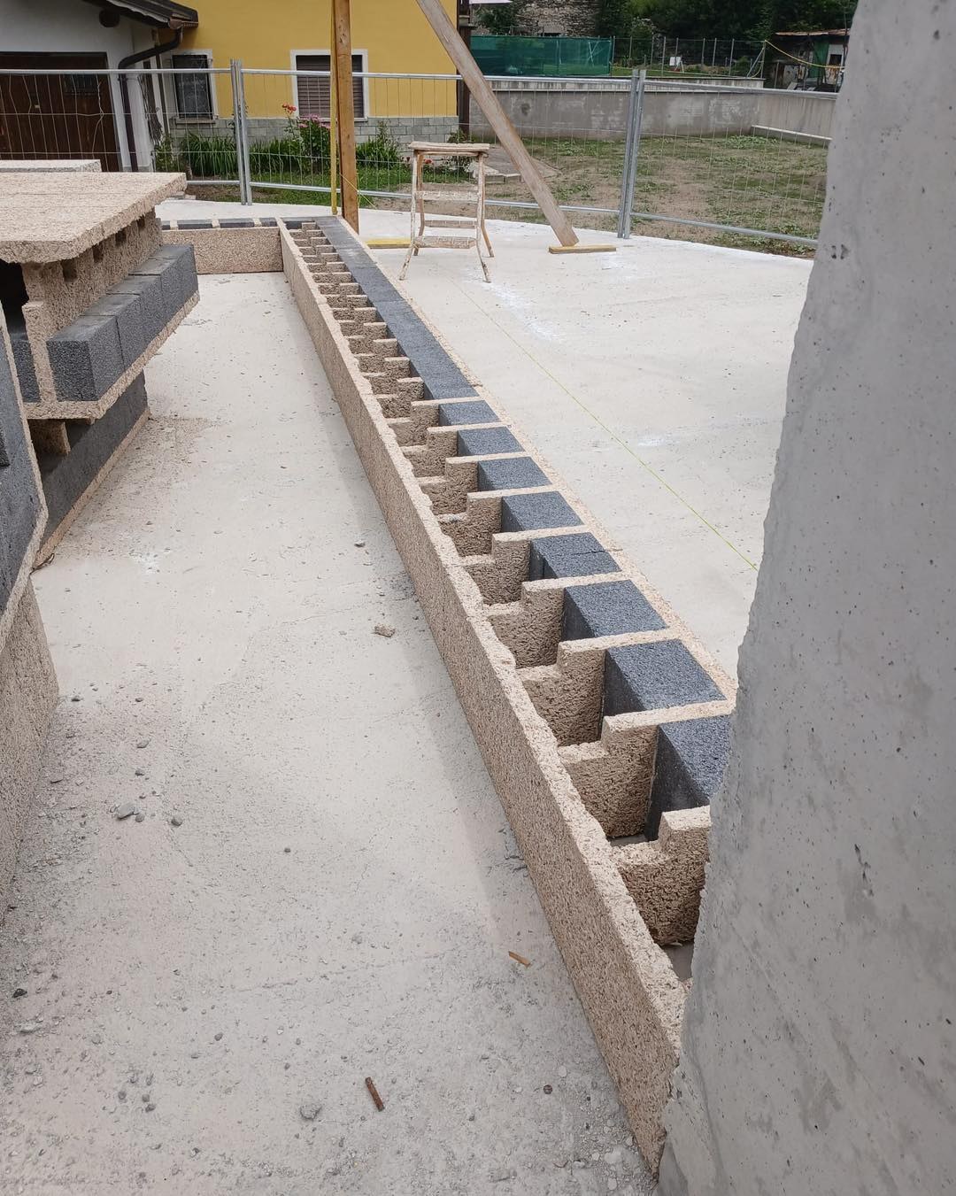 Sistema Isospan: costruire in modo solido, efficiente e sostenibile.
In cantiere, blocchi cassero in legno-cemento Isospan per la realizzazione di una moderna palazzina residenziale: una soluzione che integra struttura, isolamento e comfort termoacustico in un unico sistema costruttivo.
Una tecnologia pensata per edifici efficienti, duraturi e confortevoli, dalla fase di cantiere fino all’abitabilità.
#Isospan #Edilizia #Costruzione #EfficienzaEnergetica #Cantiere #PozzoliPerLEdilizia
