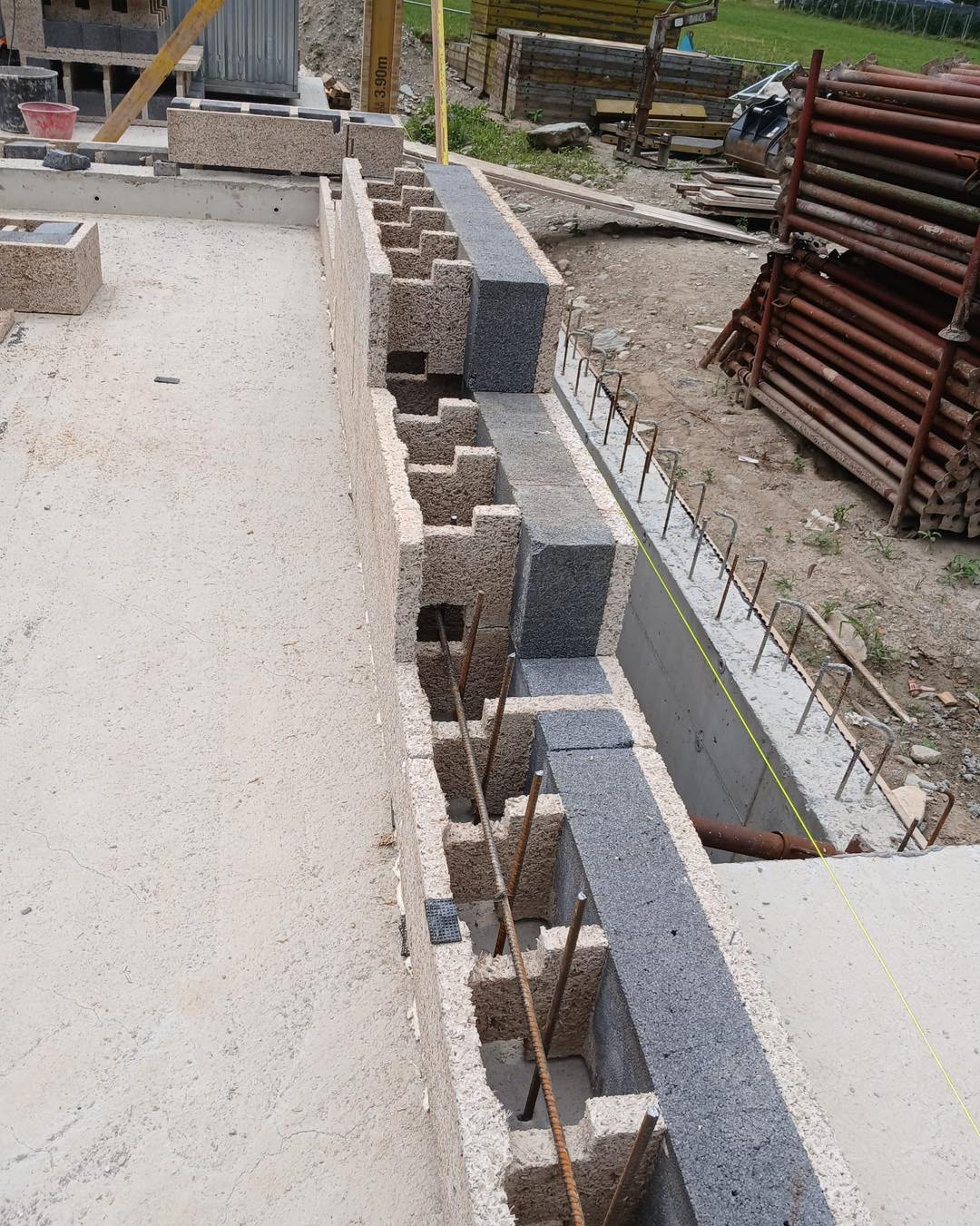 Sistema Isospan: costruire in modo solido, efficiente e sostenibile.
In cantiere, blocchi cassero in legno-cemento Isospan per la realizzazione di una moderna palazzina residenziale: una soluzione che integra struttura, isolamento e comfort termoacustico in un unico sistema costruttivo.
Una tecnologia pensata per edifici efficienti, duraturi e confortevoli, dalla fase di cantiere fino all’abitabilità.
#Isospan #Edilizia #Costruzione #EfficienzaEnergetica #Cantiere #PozzoliPerLEdilizia