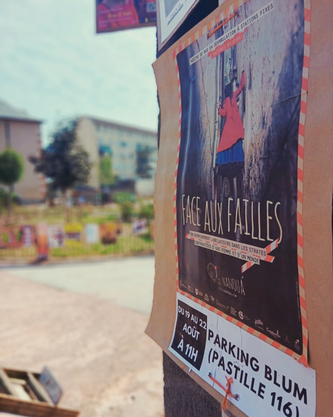 Nanoua a jeté l'ancre en Auvergne !
Entre repérages, sessions de collage et premiers pas dans la ville, tout l'équipage s'active pour le Festival International de Théâtre de Rue d'Aurillac !
Embarquez pour "Face aux failles", notre traversée collective et poétique en plein cœur de la rue pour célébrer ce qui nous fragilise et ravitailler notre appétit d'audace !
Tous les jours à 11h du 19 au 22 août 2026
Parking Blum — Pastille 116 (spots ombragés)
Entrée libre / Ouvert à toutes et tous
Pour arriver jusqu'à nous :
Ligne 2 (Direct)
Ligne 6 (Arrêts 117 et 119)
Hâte de vous retrouver !
