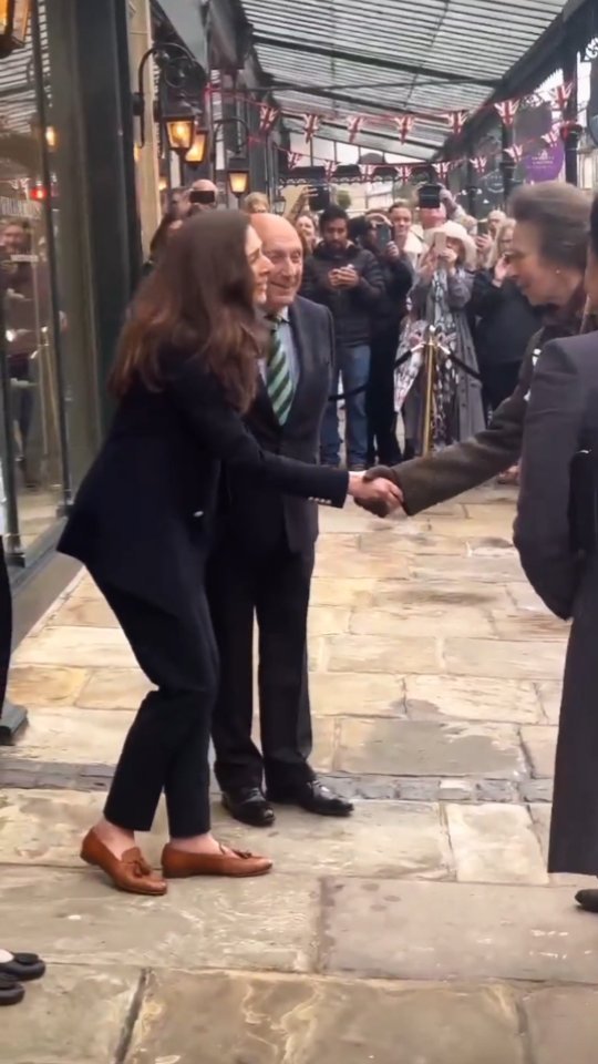 Yesterday was a very exciting day for Prince Albert Row as @woodsfinelinens welcomed Her Royal Highness, The Princess Royal, into their store.
Did you manage to catch a glimpse of Anne, Princess Royal?
Video Credit: @woodsfinelinens
#PrinceAlbertRow #Harrogate #PrincessAnne