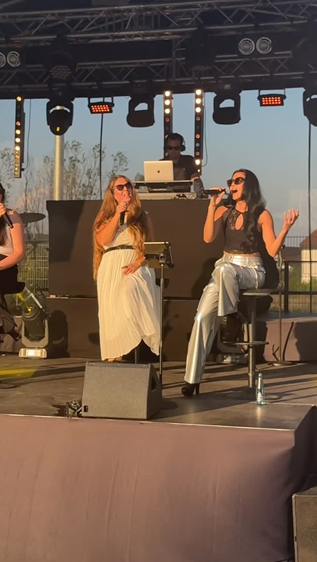@joy.esquivias making heads turn 👀
Einer unserer Lieblings-Sundowner bei @edekasuedwest 😍🍸
#shallow #sundowners #nightunes