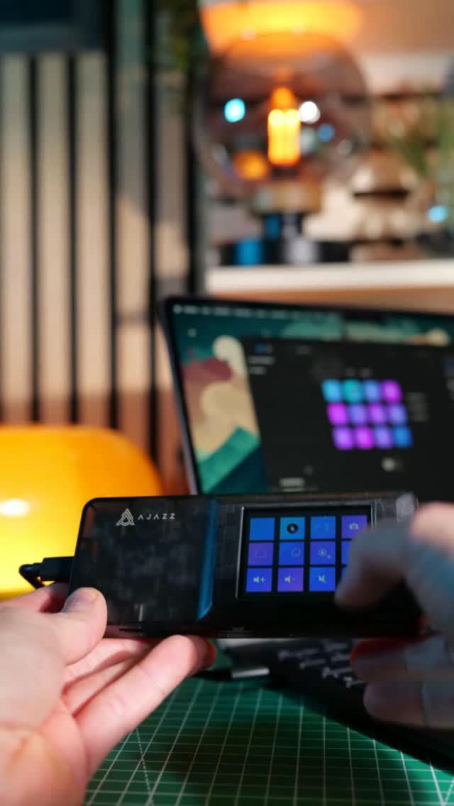 Ein Gerät, das Stream Deck, Dock und Display gleichzeitig ersetzt: das AJAZZ AKP01E macht das möglich. 🔌
8 Anschlüsse auf einmal: HDMI mit bis zu 4K, zweimal USB 3.0 mit 5 Gbit/s, RJ45 für stabiles LAN, SD- und microSD-Kartenslot und PD mit 100 Watt zum Schnellladen deines Notebooks. Kamera, Mikro, zweiter Monitor – alles läuft drüber.
Dazu legst du Shortcuts an für Lautstärke, Helligkeit, OBS-Szenen oder zum direkten Öffnen von YouTube, Twitch oder TikTok Studio. Einrichtung dauert keine 5 Minuten. Und wenn du gerade nicht streamst, läuft ein Video auf dem Display im Loop – sieht einfach gut aus im Setup.
.
.
.
#AJAZZ #StreamDeck #Dock #Streaming #StreamingSetup Ein Gerät, das Stream Deck, Dock und Display gleichzeitig ersetzt: das AJAZZ AKP01E macht das möglich. 🔌
8 Anschlüsse auf einmal: HDMI mit bis zu 4K, zweimal USB 3.0 mit 5 Gbit/s, RJ45 für stabiles LAN, SD- und microSD-Kartenslot und PD mit 100 Watt zum Schnellladen deines Notebooks. Kamera, Mikro, zweiter Monitor – alles läuft drüber.
Dazu legst du Shortcuts an für Lautstärke, Helligkeit, OBS-Szenen oder zum direkten Öffnen von YouTube, Twitch oder TikTok Studio. Einrichtung dauert keine 5 Minuten. Und wenn du gerade nicht streamst, läuft ein Video auf dem Display im Loop – sieht einfach gut aus im Setup.
.
.
.
#AJAZZ #StreamDeck #Dock #Streaming #StreamingSetup