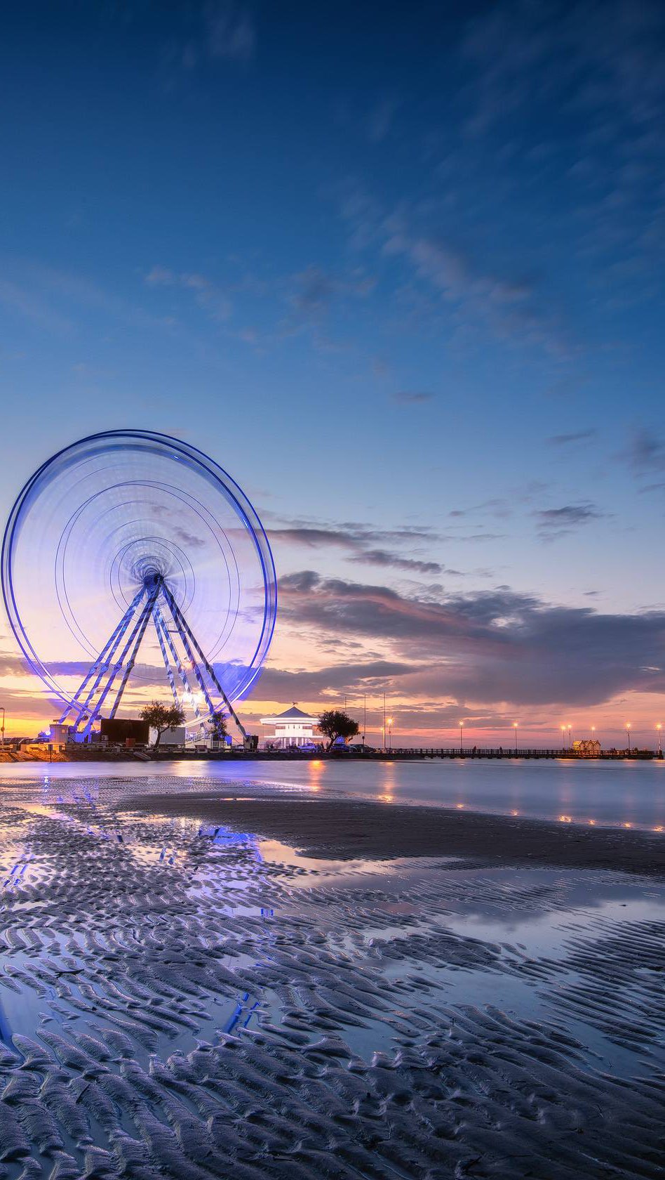 Nos astuces pour une impression de vitesse 👇👇
Direction Arcachon pour jouer avec la pose longue ! Ici la pose longue permet de donner une impression de vitesse à la grande roue. Il est possible de créer cet effet de vitesse avec des poses à partir de 3 secondes.
Au niveau matériel, soit il fait bien jour et dans ce cas il faudra utiliser un filtre ND (64 à 1000), soit vous arrivez à l’heure bleue et vous pourrez faire de la pose assez longue en fermant le diaphragme de votre objectif. Ici la photo finale (fin du réel) a été prise à f/9 avec un ND16 et un GND8 pour un temps de pose de 3 secondes.
Nous espérons que cette vidéo issue de backstages et de photos de notre ambassadeur @jeanphilippebellonphotography vous aura plu. Venez laisser un petit commentaire si vous avez déjà essayé ou si cela vous a donné envie.
Suivez-nous pour plus de contenu en lien avec la filtration en photo. Identifiez-nous ou utilisez le #teamkase pour être repartagé.
@kasefiltersfrance
@kase_filters_global @kaseglobal