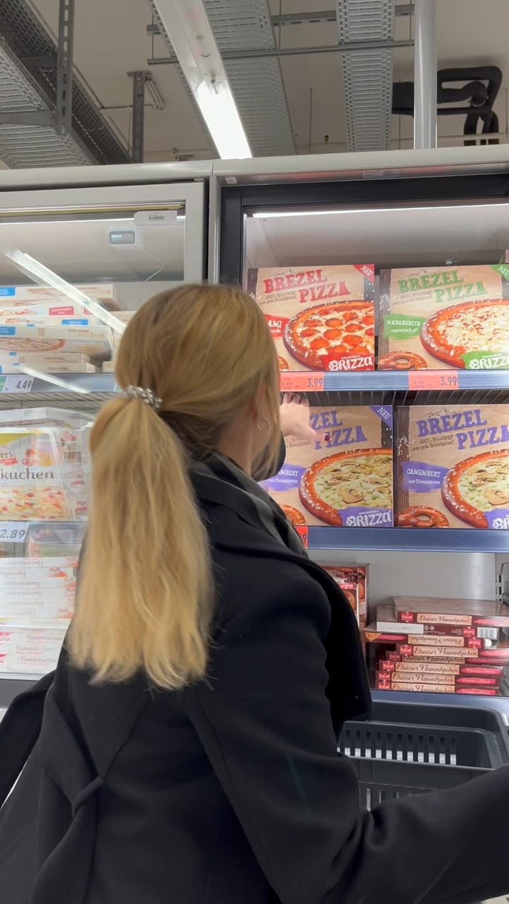 Die Weihnachtsfeiertage sind vorbei – und ganz ehrlich, wer hat jetzt noch Lust auf Kochen? 🙈
Zum Glück gibt’s Brizza! 🥨🍕 Einfach, schnell und mega lecker – der perfekte Snack, um die Zeit zwischen den Jahren zu genießen oder als Highlight für eure Silvesterparty. 🎉
Wie sieht’s aus, habt ihr eure Brizza schon gesichert?
#brizza #silvestersnack #kochen #brezelpizza #silvester #neujahr #2025 #feiertag