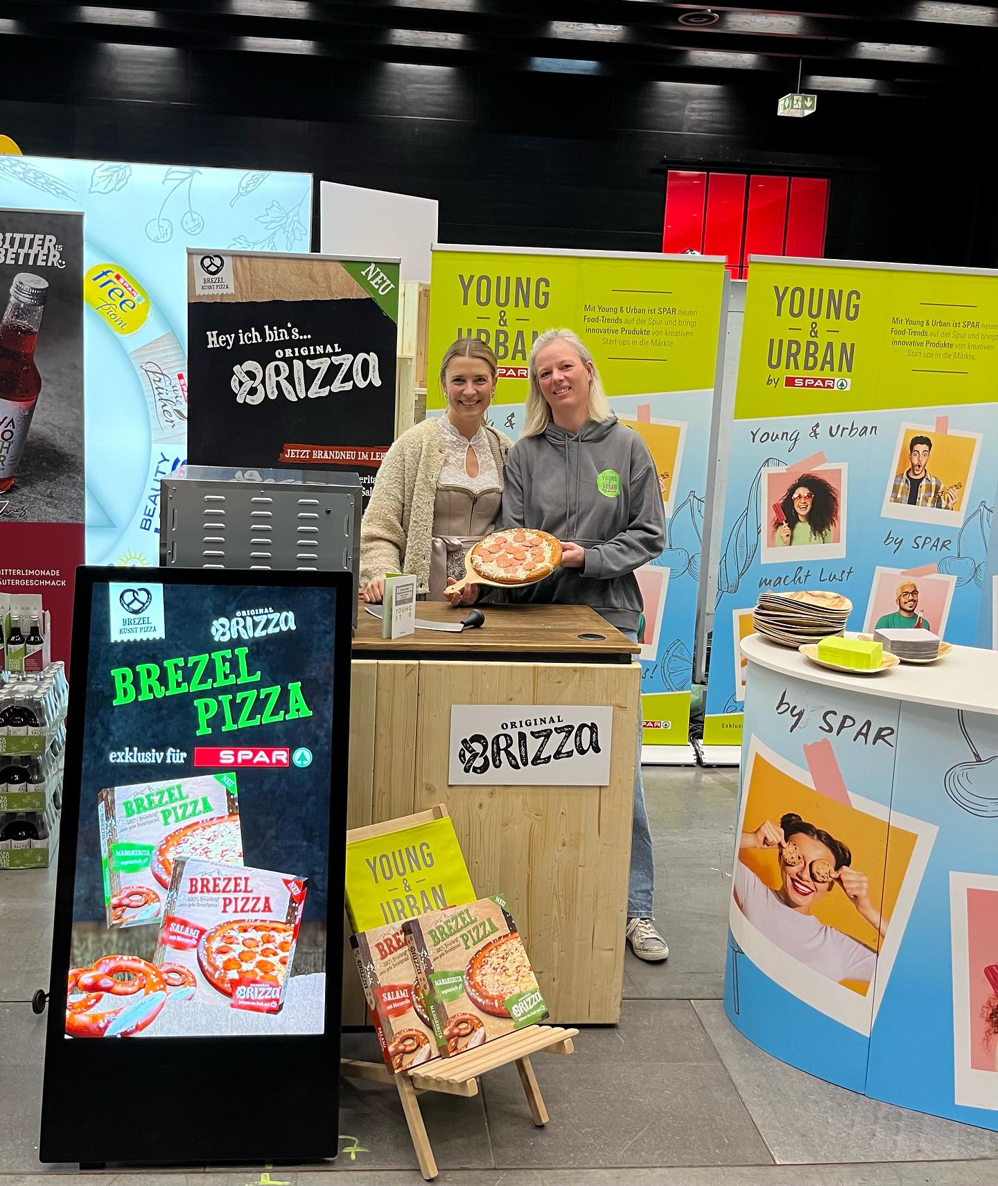 🌟 Heute ist ein aufregender Tag! Jenni ist mit der Brizza auf der Sparfrühjahrsmesse in Dornbirn, Österreich! 🎉 Wir freuen uns, zahlreiche Sparhändler willkommen zu heißen. Wir werden tatkräftig von Mandy und dem „Young and Urban“-Programm unterstützt. Auf einen schönen und erfolgreichen Tag! 🌞
#Sparfrühjahrsmesse #Dornbirn #Sparhändler #Erfolg #Genuss #Lebensmittel #Regionalität #BrezelPizza #Interspar #YoungAndUrban#MesseMomente #GemeinsamStark #EssenVerbindet