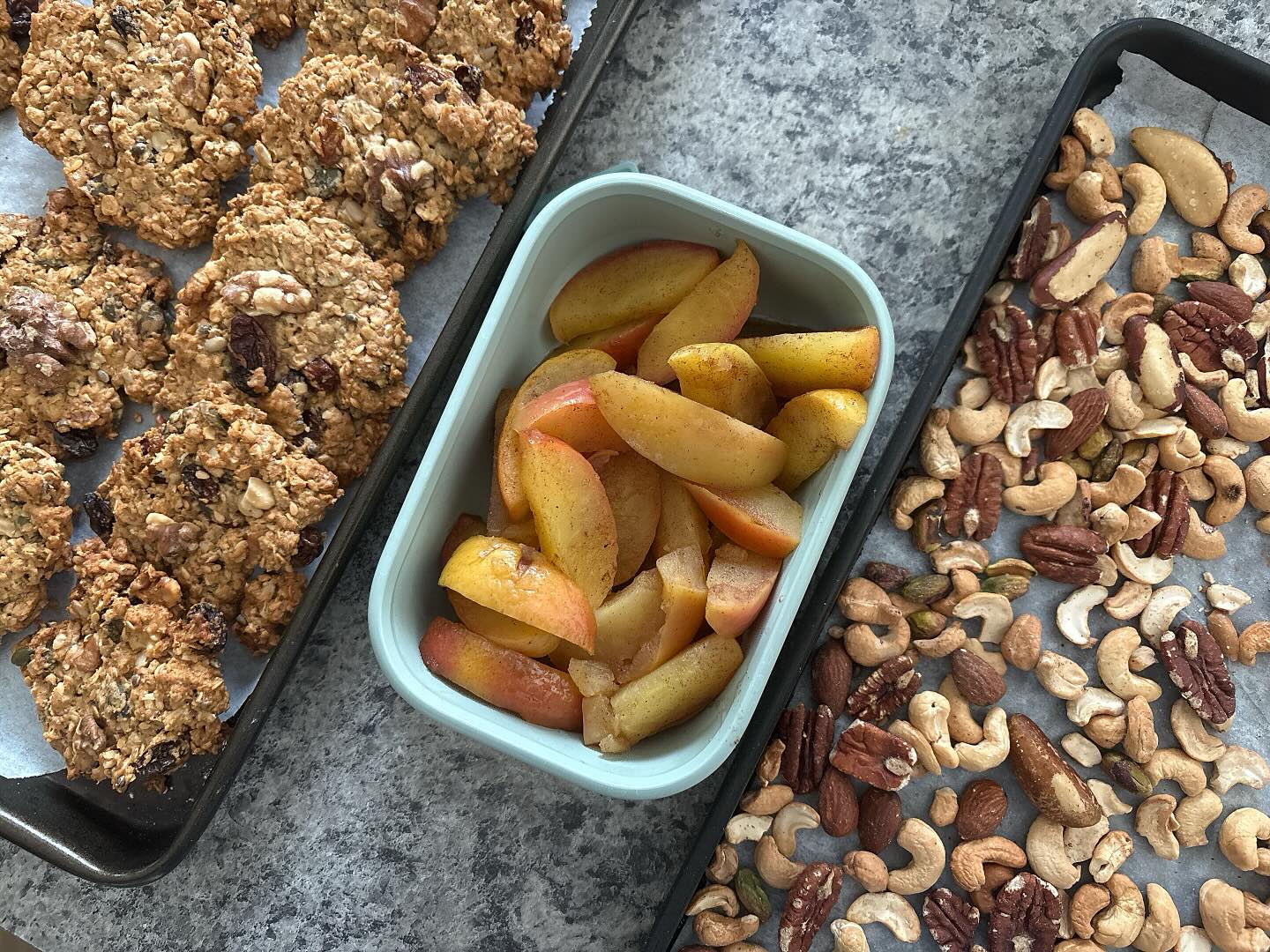 Some Sunday afternoon food prepping to keep healthy eating as simple as possible 😋
Stewed apple with cinnamon - great to add to Greek yoghurt for a super quick breakfast with a sprinkling of nuts and seeds. Stewed apple is high in fibre, particularly the soluble fibre pectin, which acts as a prebiotic, nourishing beneficial gut bacteria.
Also made a batch of cookies .. with added seeds, nuts and flaxseeds, so healthy snacks at the ready if needed during the week. Recipe (Oat cookies) in a previous post.
Here’s to a happy, healthy week ahead. 😊#healthyeating #wansteadnutritionist #foodprepping