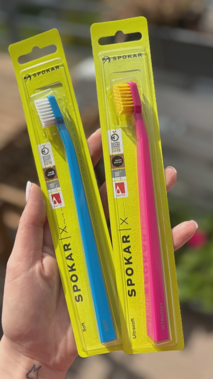 Jako dentální hygienistka často dostávám otázku, který kartáček je vlastně lepší a kolik času by mělo čištění zabrat?
SPOKAR X @spokarcom patří mezi kvalitní české kartáčky, které doporučuji svým pacientům dospělákům. Verze SOFT je vhodná pro většinu z vás, kteří máte zdravé dásně bez výraznějších problémů.
ULTRASOFT je pak pro pacienty s citlivými dásněmi, po chirurgických zákrocích v dutině ústní nebo těm, kdo mají sklony k odhalování krčků. SPOKAR XD je skvělou volbou pro dětské pacienty, varianta ULTRASOFT.
Ve své praxi se bohužel často setkávám s pacienty, kteří používají nevhodný typ kartáčku. Mnoho lidí stále věří mýtu, že tvrdší kartáček lépe vyčistí zuby, a pak přicházejí s odhalenými krčky nebo podrážděnými dásněmi. Jiní zase používají příliš měkký kartáček při nedostatečné technice, což vede k hromadění plaku a zánětu dásní.
Správný výběr kartáčku podle individuálních potřeb je zásadní pro dlouhodobé zdraví vašich zubů a dásní!
Jak dlouho čistit a jak na to?
Optimální doba čištění je 2-3 minuty. Důležitější, než typ kartáčku je však správná technika:
Kartáček přikládejte pod úhlem 45° k dásni
Provádějte jemné krouživé nebo vibrační pohyby
Netlačte! I měkký kartáček může při velkém tlaku poškodit dásně a zubní krčky
„Vědecké studie ukazují, že při správné technice dokáže i velmi měkký kartáček efektivně odstranit zubní plak až k okraji dásně, a to bez poškození okolních tkání.”, radí dentální hygienistka Šárka Havlíčková, DiS.
A který typ kartáčku používáte doma Vy?
#zuby #kartacek #SPOKAR #UsmevSlusiVsem