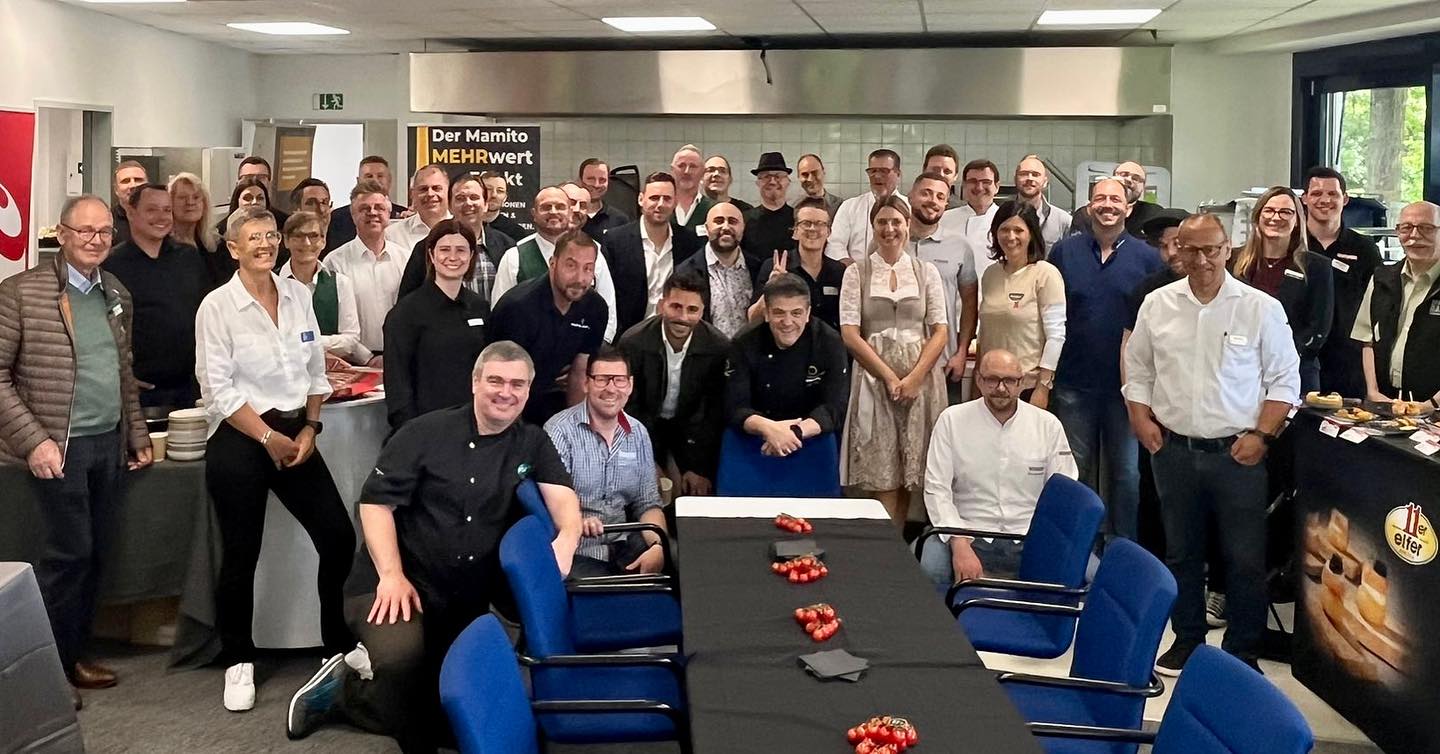 Heute dürfen wir uns auf einen weiteren wunderbaren Messetag mit der Kulinarik Bande in der Region Frankfurt Rhein-Main freuen! 📍 Im rational Küchencenter in Frankfurt präsentieren viele Vertreter und tolle Kollegen aus der Industrie spannende Produktneuheiten für unsere Kunden. Wir sind bereit für einen abwechslungsreichen Tag voller inspirierendem Austausch und leckerem Essen!
Lasst uns die Innovationen feiern und miteinander ins Gespräch kommen!
#Innovation #KulinarikBande #Genuss #MesseFreunde #RheinMain #Frankfurt #KulinarikEinblicke#Brizza#brezelpizza🥨