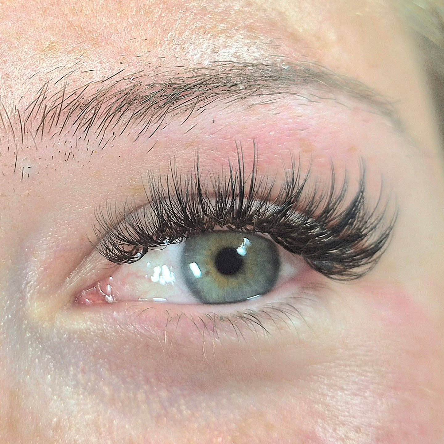 Mix volume@whispy#volumelashes #vippeekstensions #eyelashextensionsoslo #oslovipper #volumvipperoslo #vippeextensionsoslo #vipperextensions #vipperoslo #oslovipper #vipper #beautyoslo #vipperoslo #vipperartist#vipperfrogner #classiclashesextensions #eyelashdesign #vipperskøyen #vippermajorstuen #våtevipper #wetlasheseffectoslo#vippeløftoslo #eyelinereffectoslo# eyeshadoweffect #whispylashes#mixvipperoslo#hybridvipperoslo#