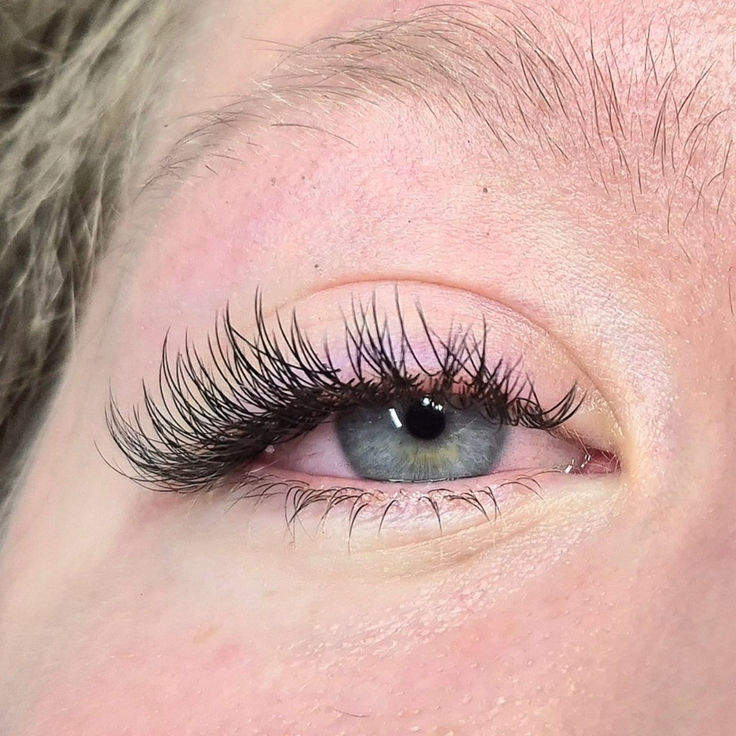 Classic lashes.#volumelashes #vippeekstensions #eyelashextensionsoslo #oslovipper #volumvipperoslo #vippeextensionsoslo #vipperextensions #vipperoslo #oslovipper #vipper #beautyoslo #vipperoslo #vipperartist#vipperfrogner #classiclashesextensions #eyelashdesign #vipperskøyen #vippermajorstuen #våtevipper #wetlasheseffectoslo#vippeløftoslo #eyelinereffectoslo# eyeshadoweffect #whispylashes#mixvipperoslo#hybridvipperoslo#