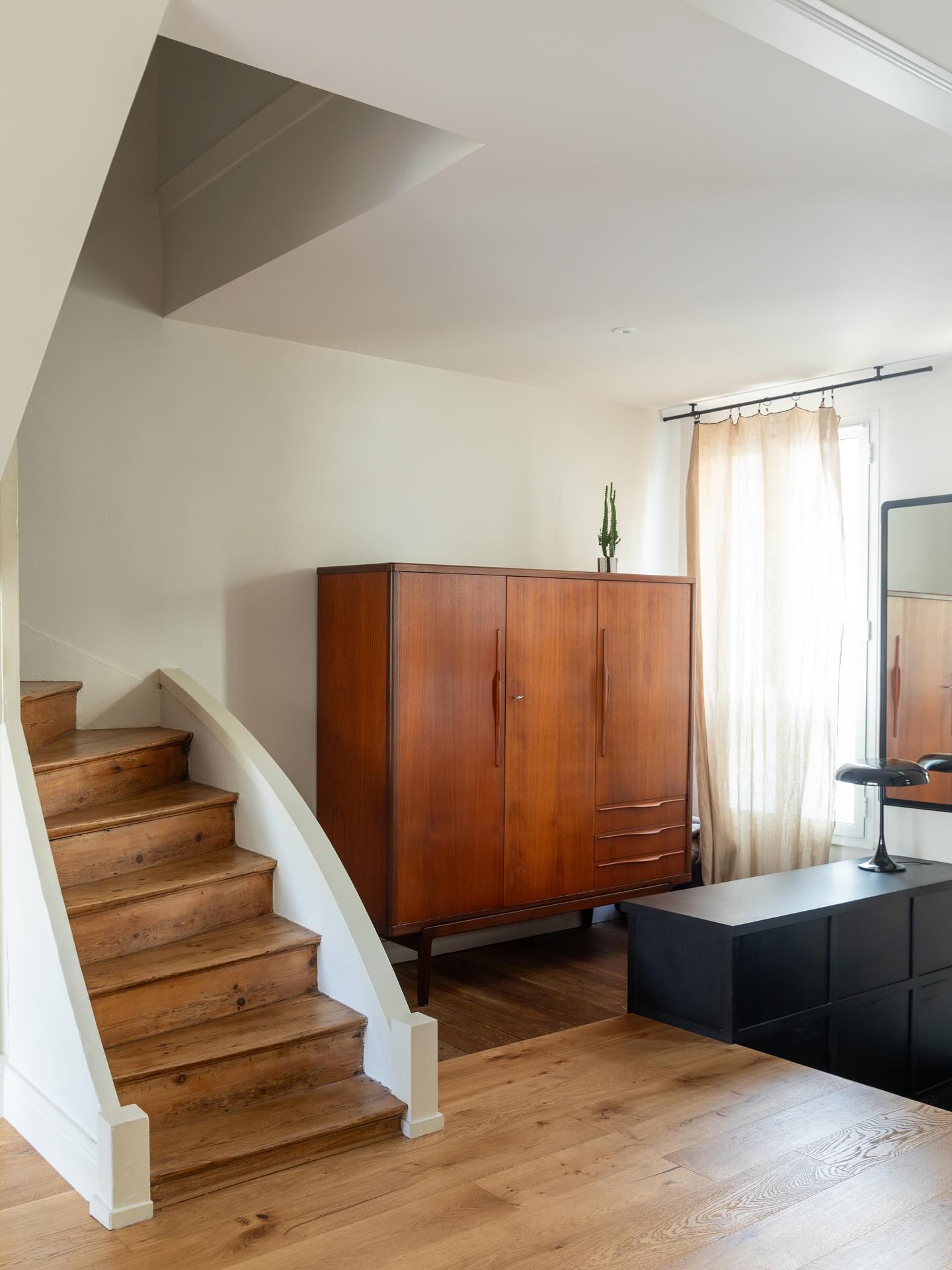 Entrée / escalier / bibliothèque / meuble Hi-fi / banc à chaussures …
Le Challenge de l’entrée un grand classique dans les projets d’aménagement : ne pas la voir, qu’elle soit fonctionnelle, qu’on puisse passer le vélo … (hé oui Bordeaux 🤟🏻)
Mise en scène mais adaptée pour tous les moments du quotidien : pour les départs précipités du matin et l’accueil des amis les samedis de fêtes ….
📸 @cecileperrinetlhermitte
Ensemble agencé noir @menuiseriemgbordeaux
#architecturedintérieur #architecturedinterieurbordeaux #bibliotequedesign #entreemaison
