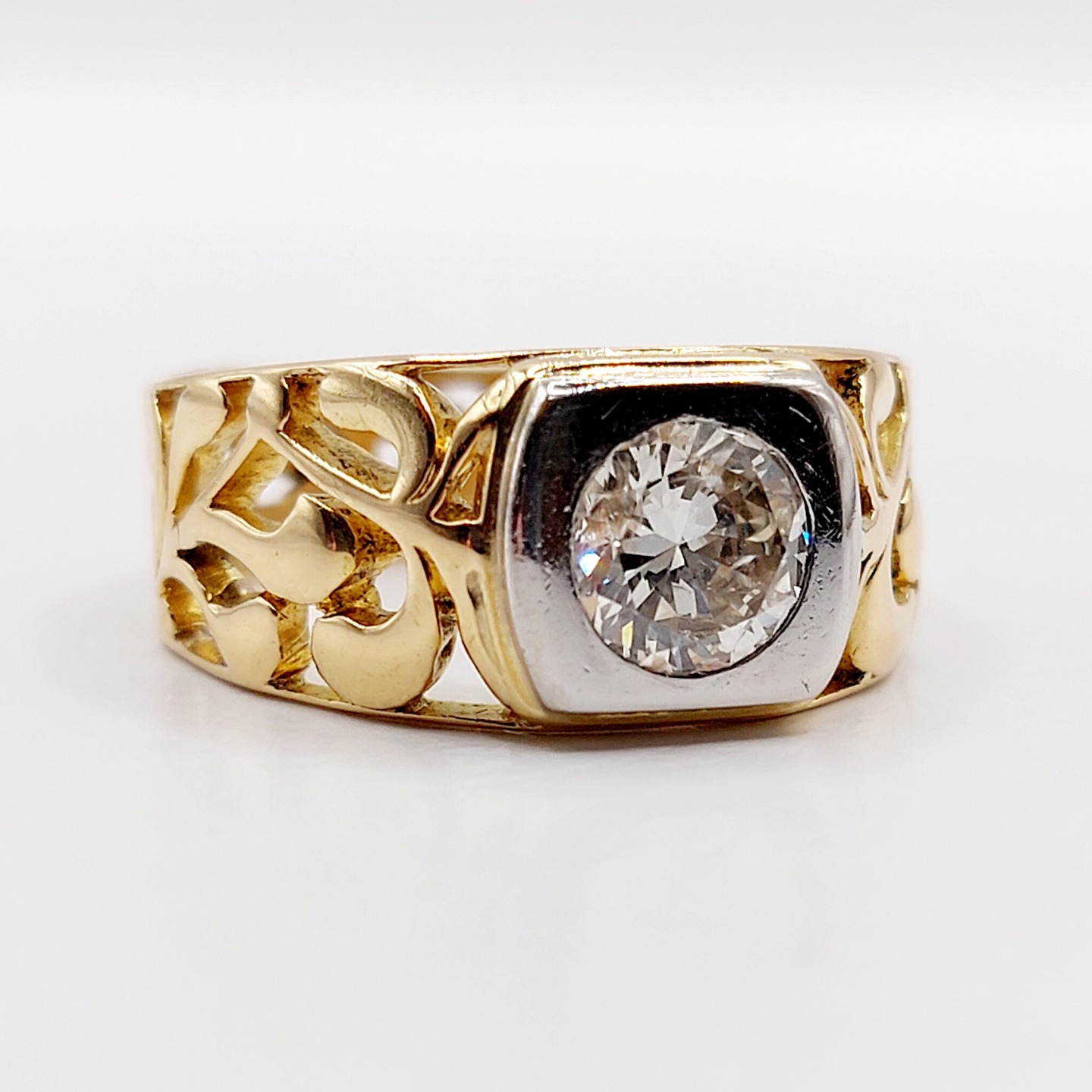 /// SOLD \\\ French art Nouveau signet ring 18k gold and platinum set with a 0.90 carat diamond in a mistletoe leaf motif
PRICE : 2300€
Magnificent piece of French goldsmithing
Size: 57 FR / 8 US
Weight: 7.05 g
Diamond cut: approximately 6.3 mm (estimated at 0.90 carats)
Diamond in perfect condition, small natural inclusions visible under magnification
Head width: 9.4 mm
Micro scratches on the band from use
Owl hallmark (French hallmark)
#frenchjewelry #diamond #diamondring #antiquering #victorian #victorianring #marquisering #augustusjewels #vintagering #daisyring #daimondhaloring #tankring #platinumring #platinum #platinumring #oldminecut #oldminecutdiamond