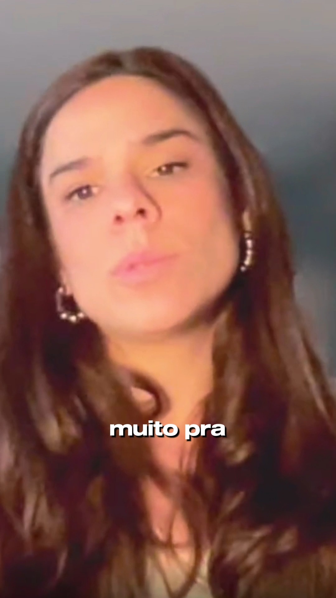 Ao longo da vida vamos aprendendo o que nos faz ser aceitos, amados, cuidados e por sobrevivência, vamos entendendo que quem somos precisa ser escondido.
Vamos nos tornando mestres em negar nossa essência, nossos gostos, nossas esquisitices. E vamos ficando tão bons nisso, que começamos a acreditar que somos essas máscaras que criamos para nos defender.
Vamos acreditar nessa nova identidade, mas ainda buscando o primordial: amar e ser amados.
Mas ainda não paramos para refletir, que essa busca externa, revela um desejo interior, de se aceitar como se é. E na aceitação existe amor. Existe acolhimento. Existe autenticidade. Existe liberdade de ser. Fazer. Falar. Com consciência. Com amor. Com verdade.
Se você quiser assistir essa aula sobre Propósito completa, ela já está disponível no YouTube!
E é isso que fazemos no AutoCura Criativa semanalmente. Se você sentiu o chamado de se conectar com o seu potencial máximo, participe das nossas aulas de AutoCura Criativa!
Comente “eu quero” que te envio todas as informações