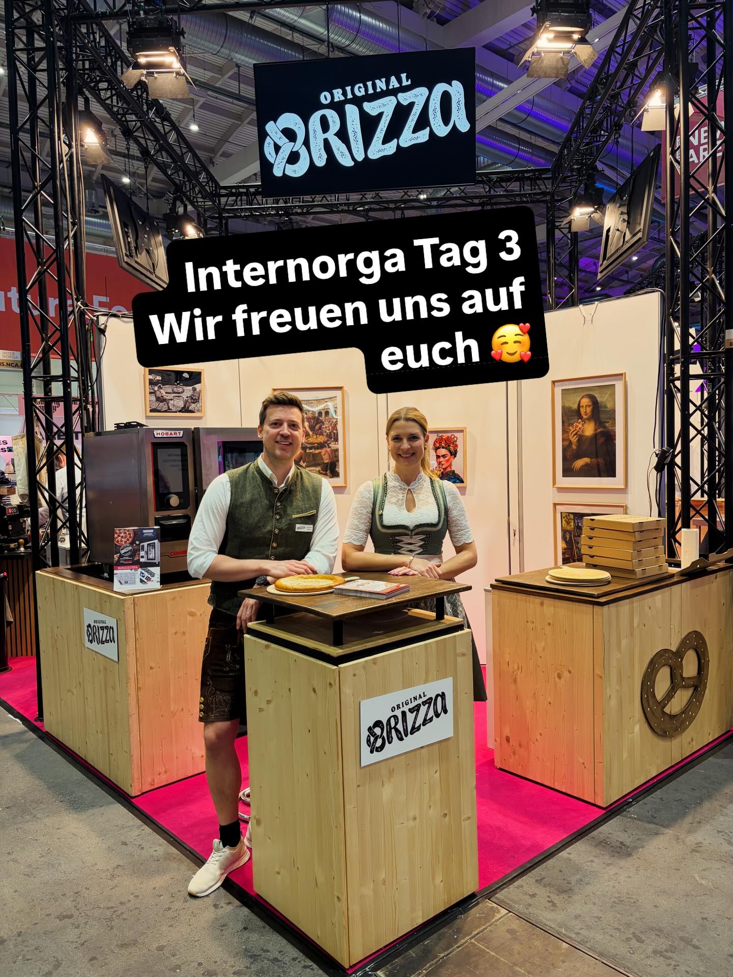 🌟 Hey Leute! 🌟 Heute sind wir wieder am Brizza Messestand in Halle B5 und wir können es kaum erwarten, euch mit unseren leckeren neuen Brizzavarianten zu begeistern! 🍕🎉 Kommt vorbei, lasst uns quatschen und entdeckt die neuesten Geschmackserlebnisse. Wir freuen uns auf euch!
#Messetag #Internorga #Brizza #PizzaLovers #FoodInnovation