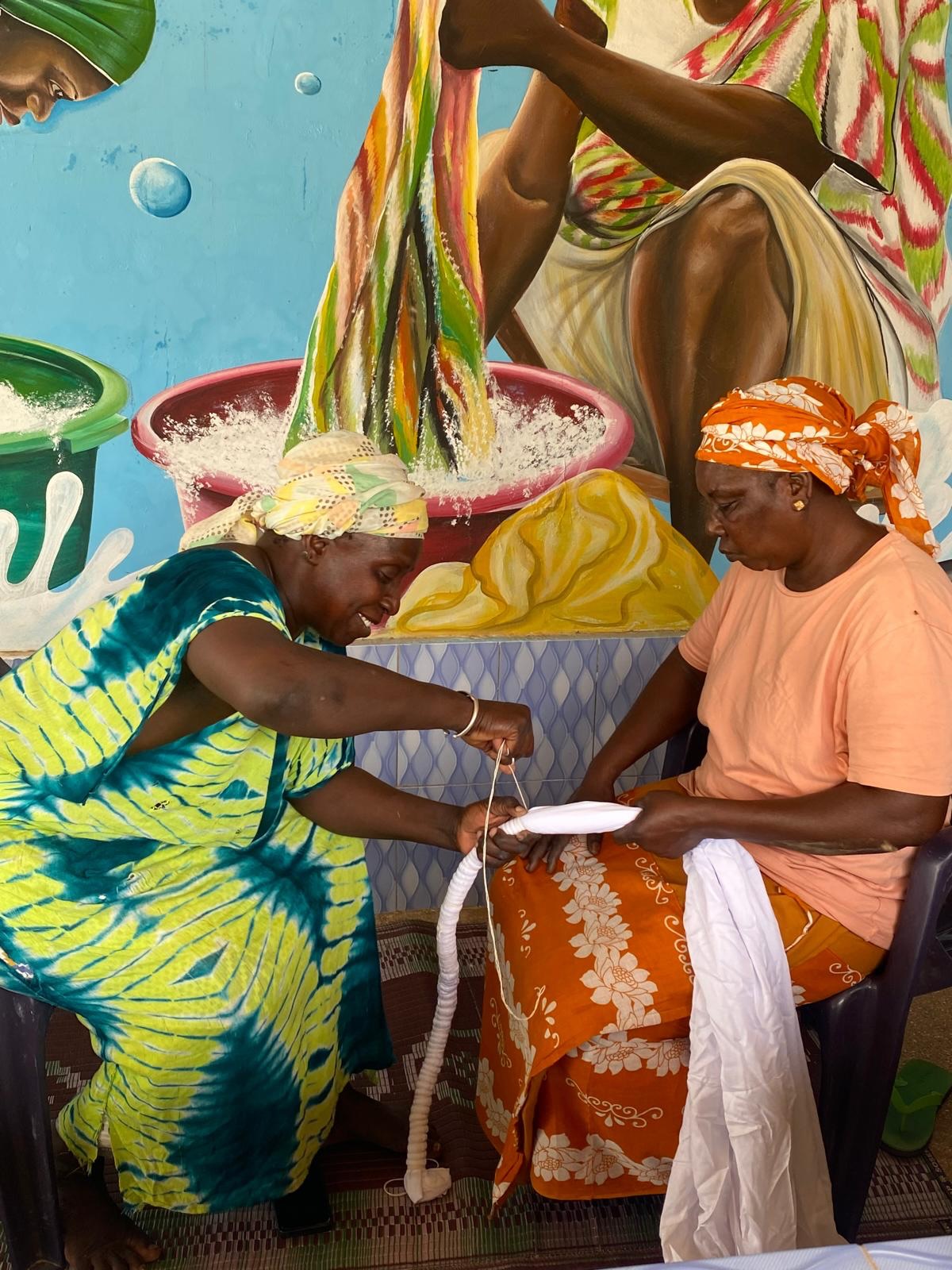 Après la période plus calme du carême et du ramadan, l’activité des femmes a repris au sein de la maison de l’eau. ☀️
Le processus de teinture consiste à rouler et ficeler les tissus de différentes façons afin de créer une multitude de motifs 🎨