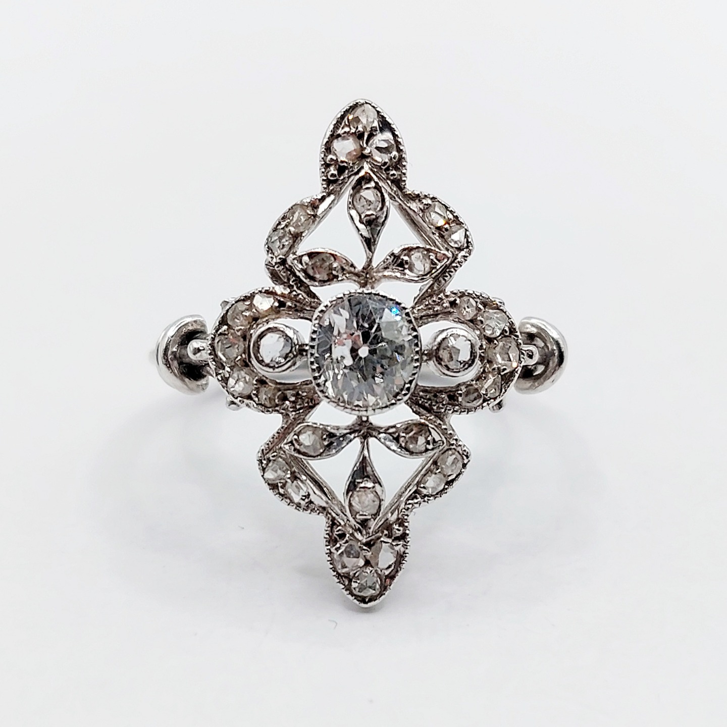 /// SOLD \\\ French Art Deco marquise ring Platinum set with a 0.45-carat old cut diamond and rose-cut diamonds in a finely crafted mounting (circa 1920)
PRICE : 1650€
Magnificent example of French Art Deco goldsmithing
Size: 50 FR / 5.25 US
Weight: 4.04 g
Main diamond size: approximately 4.9 x 4.3 x 3 mm (estimated at 0.45 carat)
Diamond in very good condition, white in color, with no inclusions visible to the naked eye
Head size: 21.7 x 15 mm
Micro scratches from use
Partial mascaron hallmark (French hallmark)
#frenchjewelry #diamond #diamondring #antiquering #victorian #victorianring #marquisering #augustusjewels #vintagering #daisyring #daimondhaloring #tragetring #oldminecut #oldminecutdiamond