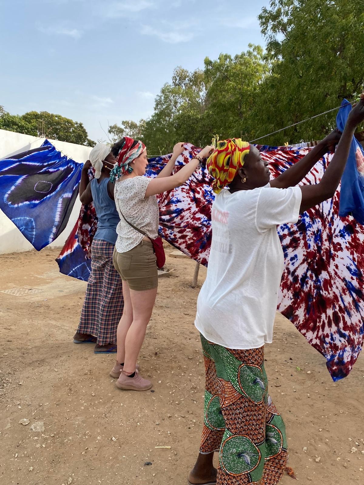 Après la période plus calme du carême et du ramadan, l’activité des femmes a repris au sein de la maison de l’eau. ☀️
Le processus de teinture consiste à rouler et ficeler les tissus de différentes façons afin de créer une multitude de motifs 🎨