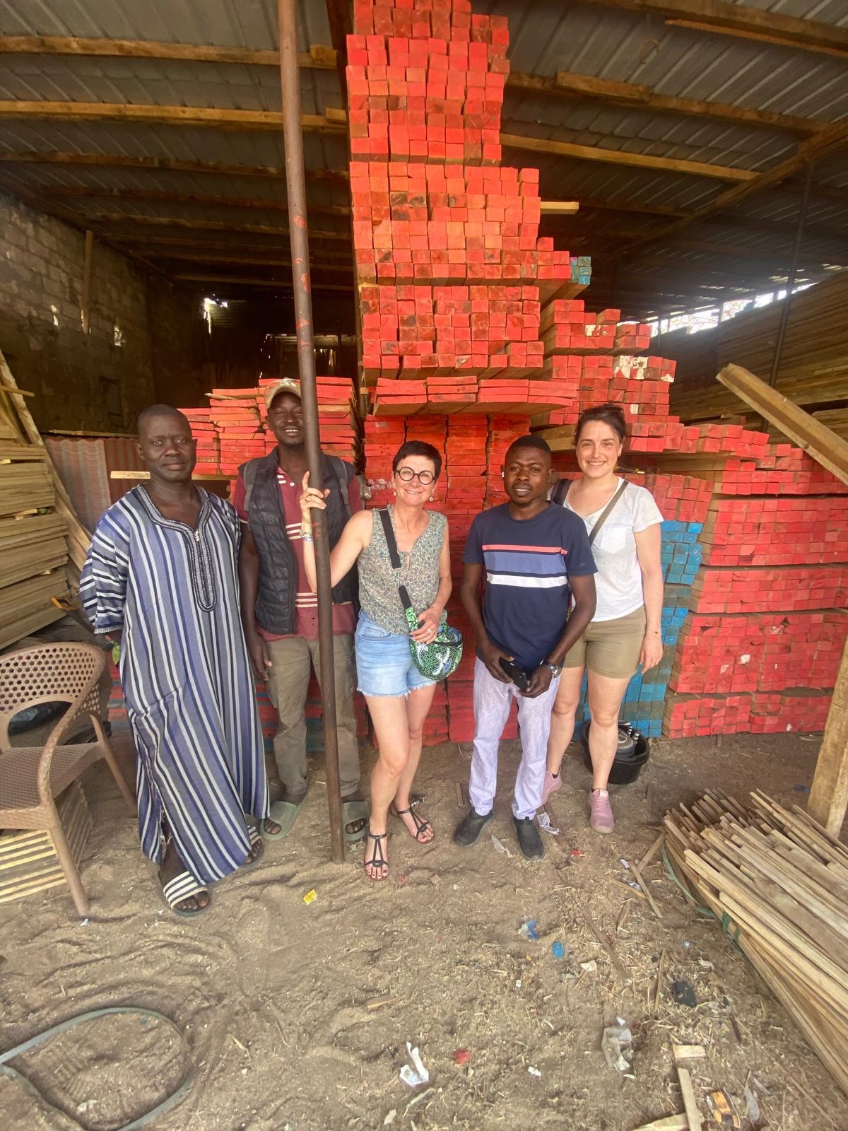 Suite au devis établi lors du voyage de Céline et David en février, une rencontre a eu lieu avec le menuisier Demba Diop afin d’organiser les travaux. Les matériaux nécessaires ont été achetés pour remplacer les lambourdes et la tôle du toit de la Maison de l’Eau, endommagé par la chute de fruits de baobab.
Par ailleurs, l’installation électrique a été contrôlée par Hassan en vue du passage du Consuel prévu dans les prochains jours…