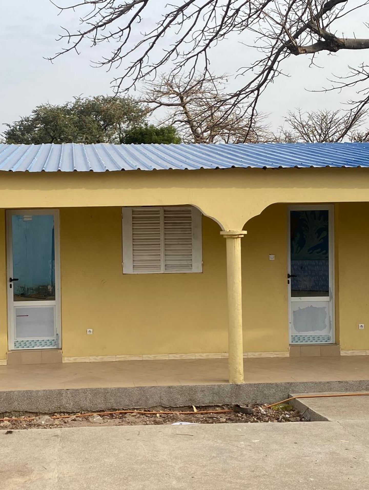 Suite au devis établi lors du voyage de Céline et David en février, une rencontre a eu lieu avec le menuisier Demba Diop afin d’organiser les travaux. Les matériaux nécessaires ont été achetés pour remplacer les lambourdes et la tôle du toit de la Maison de l’Eau, endommagé par la chute de fruits de baobab.
Par ailleurs, l’installation électrique a été contrôlée par Hassan en vue du passage du Consuel prévu dans les prochains jours…