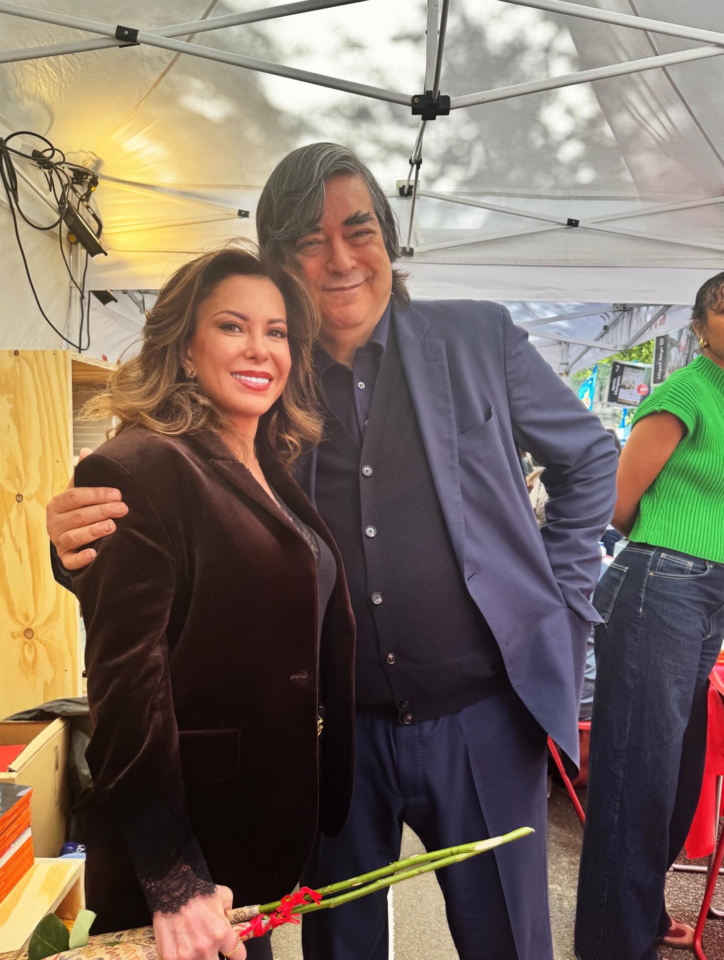 All the way from Miami to Barcelona 🥰 It was a pleasure to meet Senor Jaime Bayly Letts in Barcelona at Sant Jordi, the day of books & roses. Such a wonderful Catalan tradition where books and roses are exchanged and literature is celebrated with festivities throughout the city. It really is an amazing experience and we enjoyed it at the heart of it thanks to my father’s Spanish publisher, Galaxia Guttenberg’s wonderful team ♥️🥰📖🌹
✨
#santjordi #jaimebayly #booksandroses #catalan #aylinlivaneli