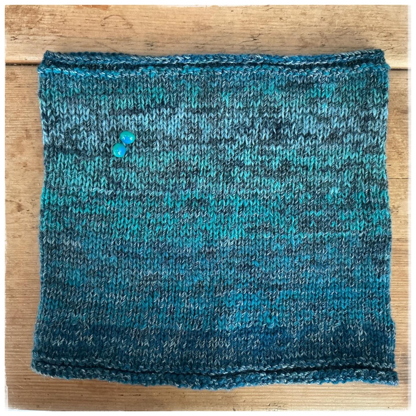 🧶my comfort zone knitting!
I used a lush combination of @bordermillshop pure alpaca sportweight and a pleasing gradient of @wee_county_yarns 10gm balls for a dead simple sea-inspired cowl.
Washed and lightly roasted in the summer sun, ready for winter days.
Obviously will have to wear these earrings at such times😉 🧶my comfort zone knitting!
I used a lush combination of @bordermillshop pure alpaca sportweight and a pleasing gradient of @wee_county_yarns 10gm balls for a dead simple sea-inspired cowl.
Washed and lightly roasted in the summer sun, ready for winter days.
Obviously will have to wear these earrings at such times😉