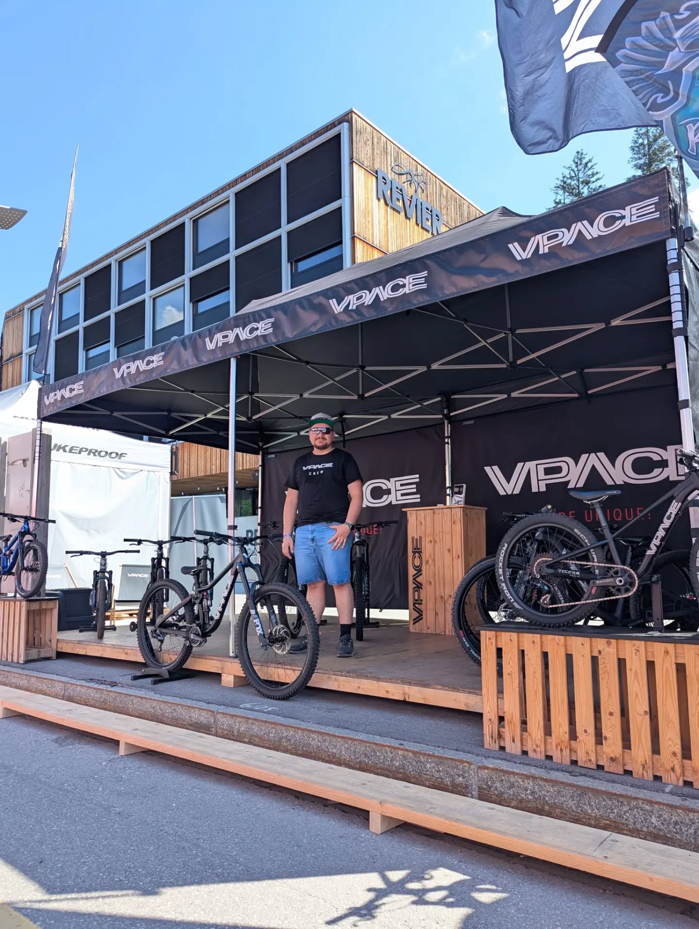 VPACE #vpacekids beim UCI Worldcup in der Lenzerheide - noch bis Sonntag! Mega Wetter. Mega Event und mega Location. Wir haben FRED, MATZ Carbon und Danny für euch dabei in der schönen 🇨🇭