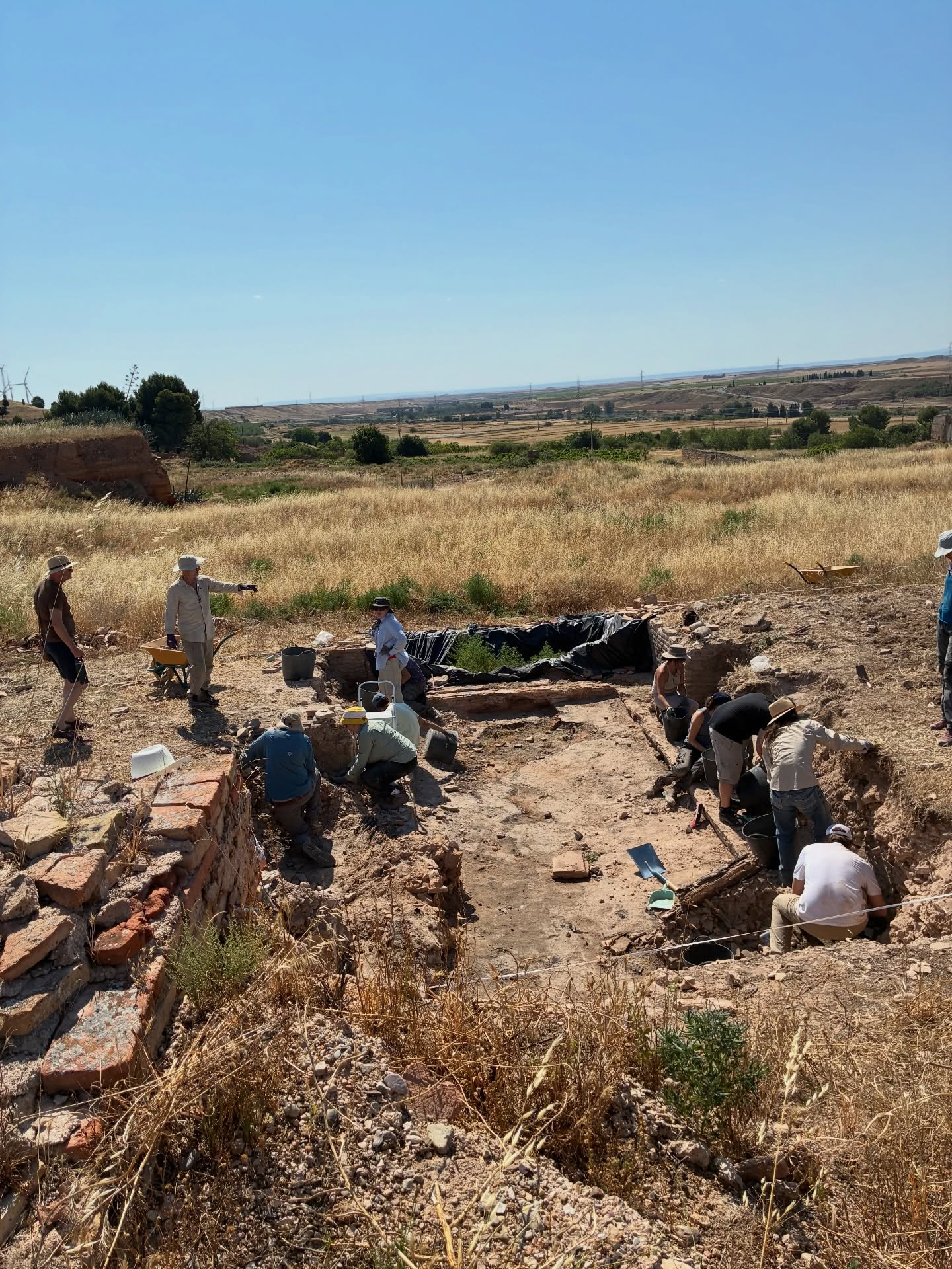 Celebrating the end of the first week of our Critical Heritage Laboratory in Belchite.
What a remarkable group — working hard on site, digging, documenting, and advancing the archaeological excavations of the medieval Jewish synagogue first discovered last summer.
Alongside the fieldwork, students are exploring approaches from the emerging field of critical heritage, examining the finds, learning about history and archaeology, and visiting nearby sites of interest.
And, of course, finding time to cool down at the local swimming pool.
Looking forward to what the next weeks reveal!
—
Celebramos el final de la primera semana de nuestro Laboratorio de Patrimonio Crítico en Belchite.
Un grupo extraordinario — trabajando intensamente sobre el terreno, excavando, documentando y avanzando en las excavaciones arqueológicas de la sinagoga judía medieval descubierta por primera vez el verano pasado.
Junto al trabajo de campo, los estudiantes exploran enfoques del campo emergente del patrimonio crítico, examinan los hallazgos, aprenden sobre historia y arqueología, y visitan lugares de interés cercanos.
Y, por supuesto, también encuentran tiempo para refrescarse en la piscina local.
¡Con ganas de descubrir qué revelarán las próximas semanas!