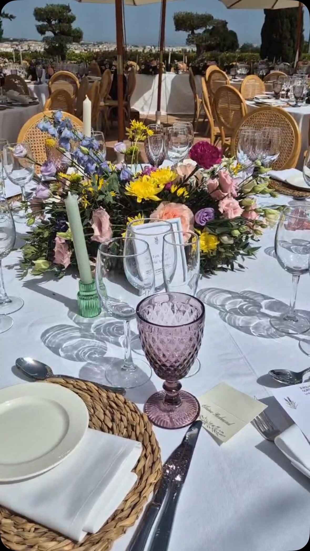 A beautiful set up for another special day! A little look at the stunning table settings and gorgeous surroundings before the guests arrived. Every detail matters! 🤍☀️