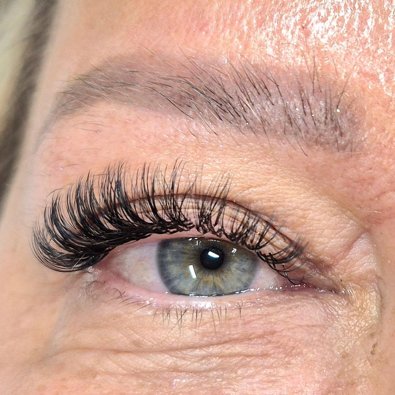 Mix light volume with wet lashes.. #vipperextensionsoslo #vipperullern #vipperrøa #vipperoslo #wetlasheslook