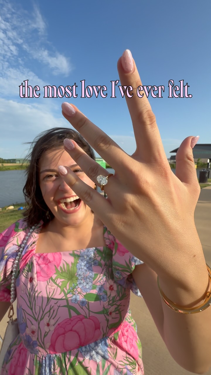 Love is in the air โ๏ธ
๐ค #engaged #fiance #prewedding #engagement #bridetobe