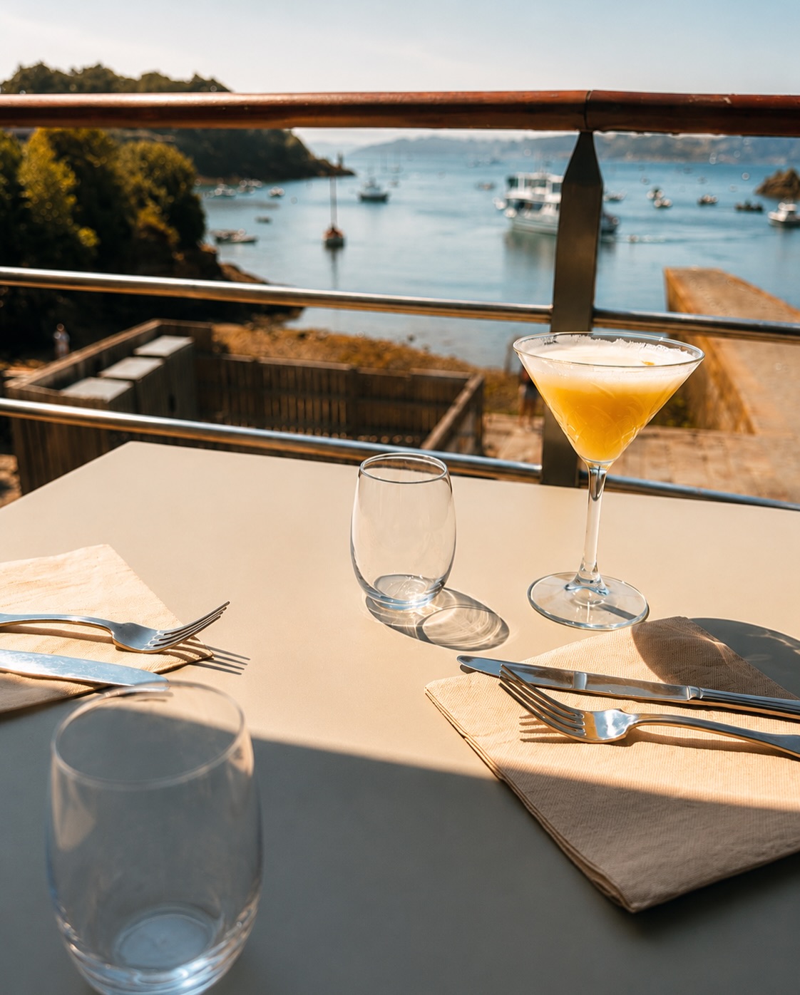 Il fait beau, il fait chaud (mais pas trop !)
C’est le moment idéal pour venir découvrir une de nos nouvelles créations de cocktail en terrasse 🍸
Grâce à notre super équipe au bar, un nouveau cocktail voit le jour chaque semaine, selon les inspirations du moment ✨
À déguster avec un de nos tapas maison, mais aussi parfait en apéritif avant de dîner face à la mer 🏝️
On vous attend, tous les jours, sur la terrasse du Bellevue, au Port-Clos. ✨