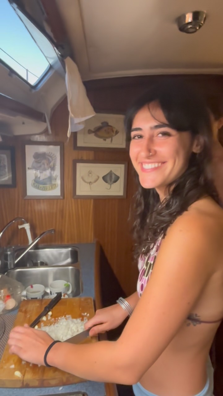 Con una masnada di 20enni a bordo, l’atmosfera su Sweet è certamente più caotica ed allegra. #sailinglife #sailing #sailingholidays #greekislands #sysweet