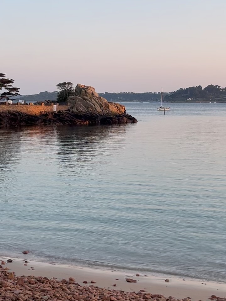 Evening lights ⭐️
Plage du Guerzido
10 mins à pied de l’Hôtel Bellevue
@ile_de_brehat