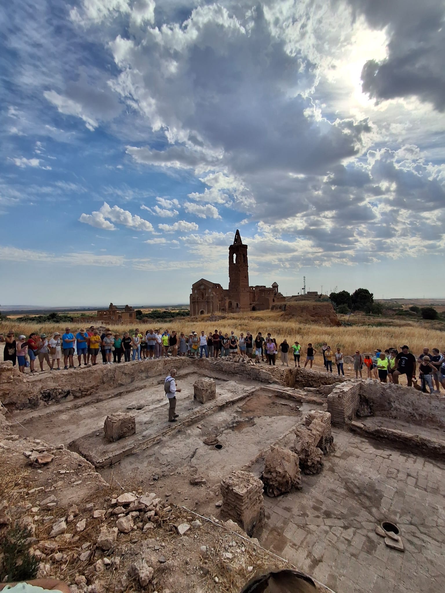 Muy felices de compartir la finalización de nuestro trabajo arqueológico de seis semanas, organizado en tres ciclos, y del Laboratorio de Patrimonio Crítico en Belchite, parte de nuestro programa de SEMINARIO MATANEL SEFARAD.
Bajo la dirección de Alfonso Fanjul Peraza, seis semanas de trabajo de campo de estudiantes internacionales han sacado a la luz un yacimiento impresionante: los tres espacios de la sinagoga, la bimá elevada, elementos cerámicos subterráneos posiblemente vinculados a un sistema de calefacción y un espectacular suelo de baldosas.
El proyecto concluyó hoy con una presentación a la comunidad local. Estamos muy orgullosos de este esfuerzo colectivo por recuperar y comprender mejor la fascinante capa medieval de Belchite Viejo.
Queremos agradecer a todos los miembros del equipo de excavación el enorme esfuerzo dedicado a este proyecto, con un agradecimiento especial a Alfonso Fanjul Peraza por su increíble liderazgo y dedicación, y al Ayuntamiento de Belchite por su apoyo y compromiso.
—-
Excited to share the completion of our three-cycle, six-week archaeological fieldwork and Critical Heritage Laboratory in Belchite, as part of our MATANEL SEFARAD SEMINAR program.
Led by Alfonso Fanjul Peraza, six weeks of dedicated fieldwork by international students have revealed an impressive archaeological site: the synagogue’s three distinct spaces, the elevated bimah, underground ceramic elements possibly linked to a heating system, and a spectacular tiled floor.
The project concluded today with a presentation to the local community. We are proud of this collective effort to uncover and better understand the fascinating medieval layer of Belchite Viejo.
We’d like to thank all the members of the excavation team who put so much effort into this project, with special thanks to Alfonso Fanjul Peraza for his incredible leadership and dedication, and to the Ayuntamiento de Belchite for their support and commitment.