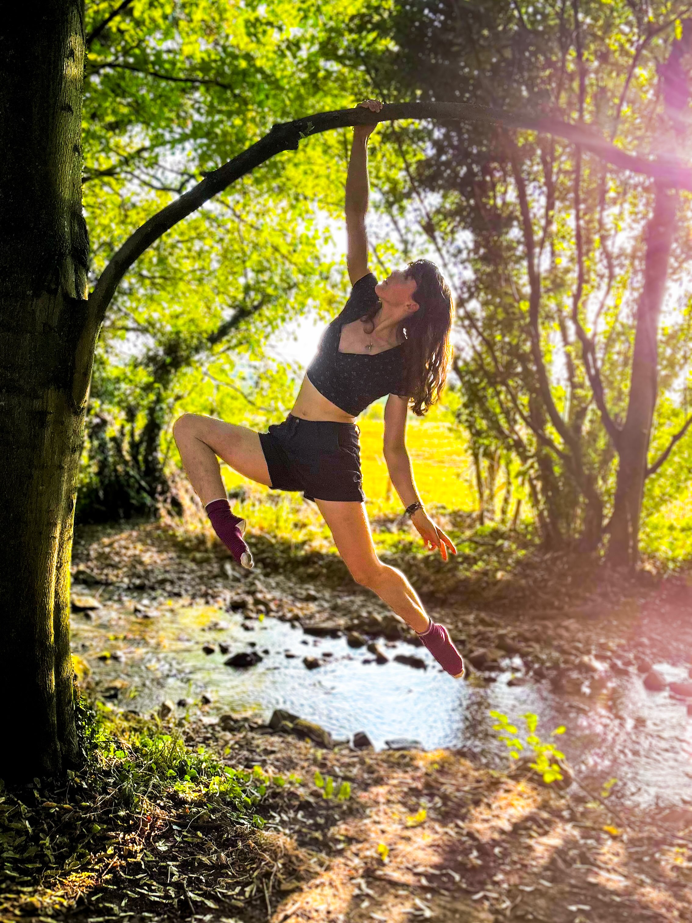 Halloooo some new faces here so !! It’s a-me, Alicia !
Here with a new profile pic (creds to @bengarrickwild) of me in my fav past-time, up a tree 🌳
Anyway here are some pics of me doing my job! Which involves:
🎨 wildlife artist, illustrator, and graphic designer
✨ making puppets & animations
🐇 writer (much harder to have BTS of this, so plz imagine it)
📸 photographer & filmmaker
🖌️ teacher, workshop leader, and speaker
🌀 dancer / performer
👩🎨 mural artist
🎓 biologist
❤️ ambassador for @dalerrowney1783 & @cansonpaper
🦅 loves birds
Lemme know if you’d like to work together or if you have any questions about me & ma work !! ✨
P.s. swipe for Sven and a VERY young babi Alicia years ago at the Tower of London for @rspca_official YPA
.
.
.
#meettheartist #art #artist #hello #intro
