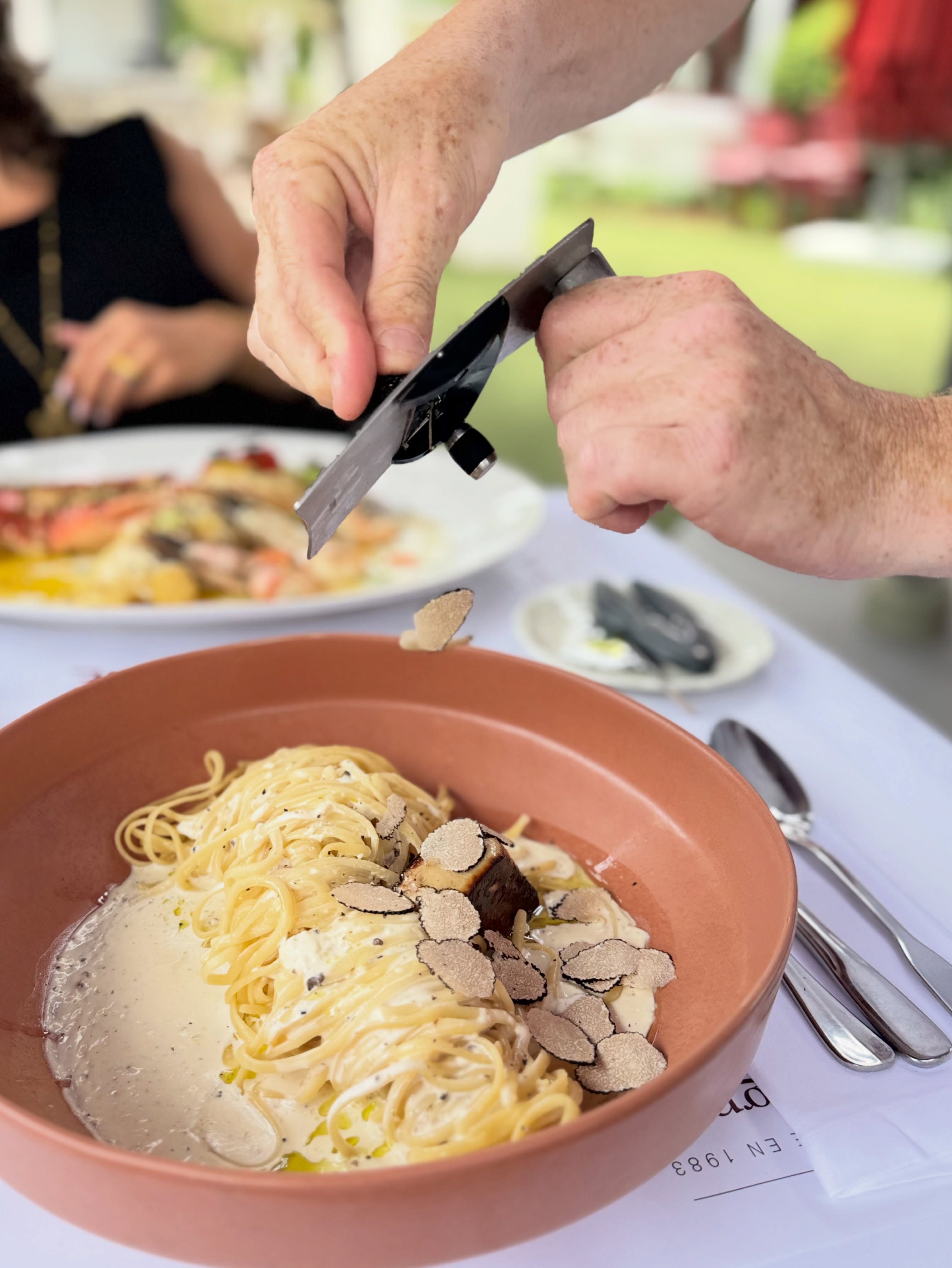 Un midi en terrasse chez Alfred… 🥰
Laissez-vous aller, on s’occupe du reste…!!
Bon appétit à tous ! ☺️