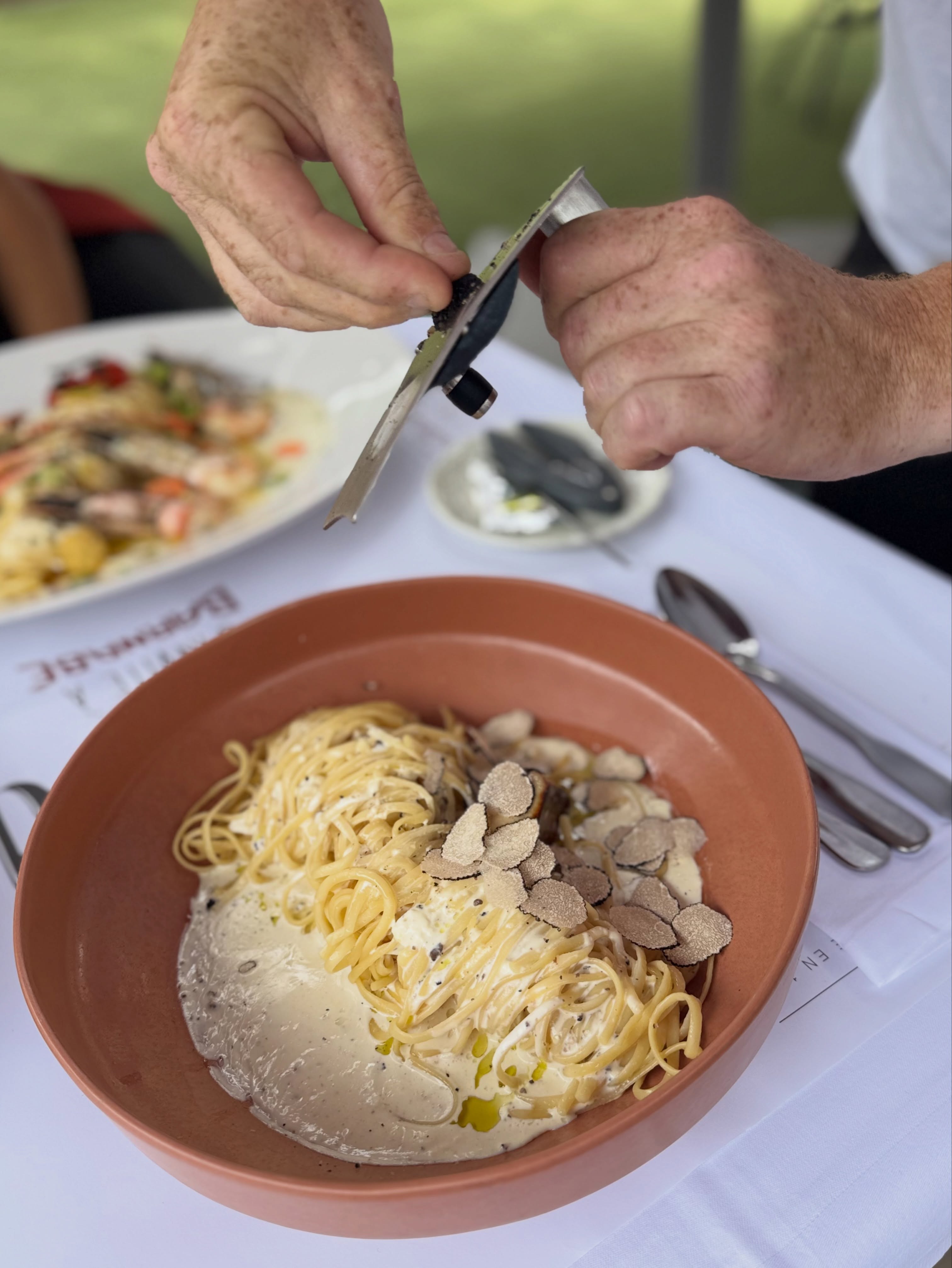 Un midi en terrasse chez Alfred… 🥰
Laissez-vous aller, on s’occupe du reste…!!
Bon appétit à tous ! ☺️