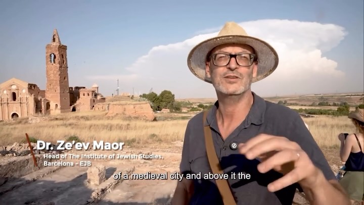 Estem molt orgullosos de tancar el seminari amb la presentació d’aquesta peca videográfica que recull veus, imatges i sensacions viscudes al llarg d’aquest trajecte.
Una petita mirada rere de les capes de terra i d’història, però també del treball, curiositat i les trobades que han donat vida a aquest projecte i que hem tingut el privilegi d’explorar i compartir plegats.
—
We are very proud to close the seminar with the presentation of this short piece capturing the voices, images, and sensations experienced throughout this journey.
A small glimpse behind the layers of earth and history, but also of the work, curiosity, and encounters that have brought this project to life and that we have had the privilege of exploring and sharing together.
—
Estamos muy orgullosos de cerrar el seminario con la presentación de esta breve pieza que recoge voces, imágenes y sensaciones vividas a lo largo de este trayecto.
Una pequeña mirada detrás de las capas de tierra y de historia, pero también al trabajo, la curiosidad y los encuentros que han dado vida a este proyecto y que hemos tenido el privilegio de explorar y compartir juntos.
Solo el comienzo de todo lo que queda por descubrir.
—
🎥 Videografia: Ofer Laszewicki - @oferlr
#Belchite #CriticalHeritage #Archaeology #JewishHeritage SeminariMatanelSefarad