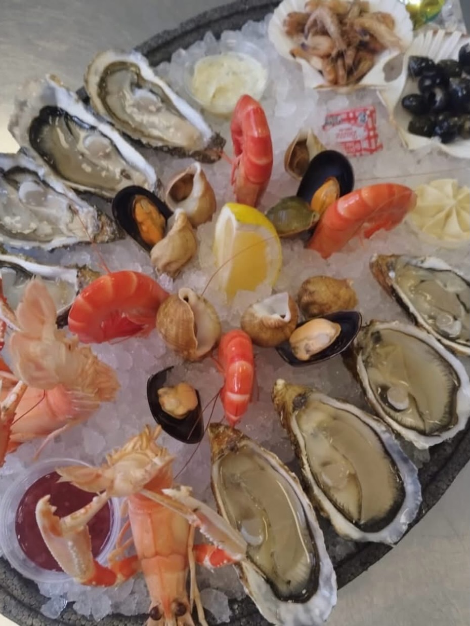 Retrouvez nos plateaux de fruits de mer dès demain midi, à déguster seul ou à partager… 🥰🦪
Belle soirée à tous !!! ☺️