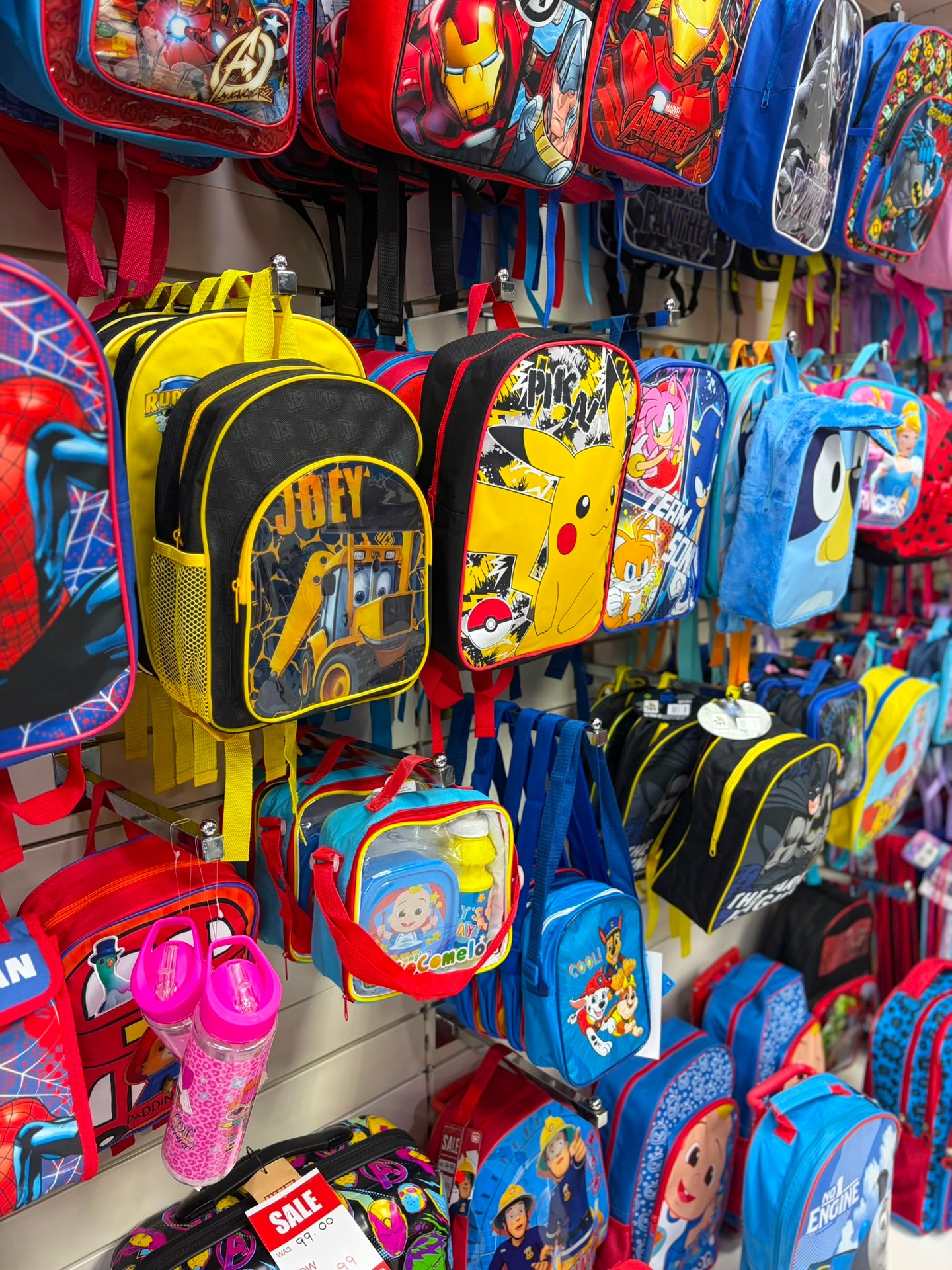 🎒 Back to school bags, sorted! ✏️
From fun backpacks to lunch bags and boxes, find everything they need for the new school year at @baggagefactory 🥪✨
#TheSpires #Barnet #BaggageWorld #BackToSchool #SchoolEssentials #BaggageFactory #ReadySetSchool