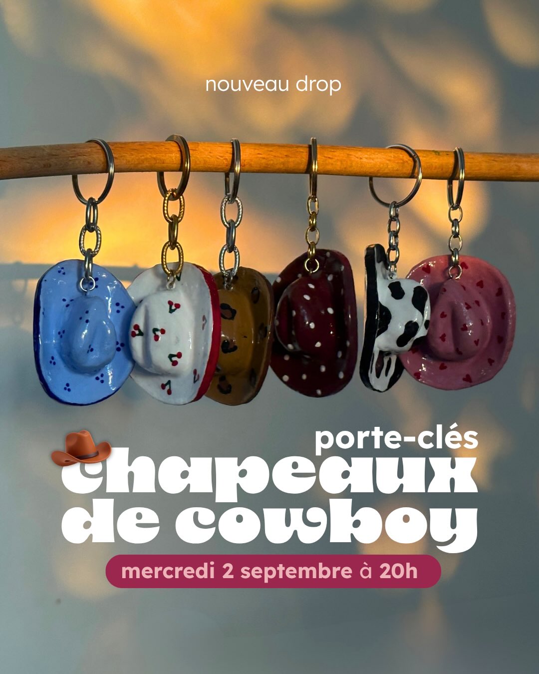 quelques détails sur le drop des porte-clés chapeaux de cowboyyyyy 👀
⚠️ il sortira ce soir à 20h sur mon site www.atelier-rims.com
PS : ils sont créés en argile autodurcissante donc sont un petit peu moins résistants que les autres charms en argile polymère, mais une couche de résine les protège 🫶🏼
PS 2 : si jamais ton modèle préféré te passe sous le nez, envoie-moi un message! mais à priori, un nouveau drop arrivera très très bientôt (parce que je les ADOOOORE 🤭)
PS 3 : si jamais tu as un autre motif en tête, envoie-moi un message et on voit ce qu’on peut créer ensemble de sur-mesure 🙈
