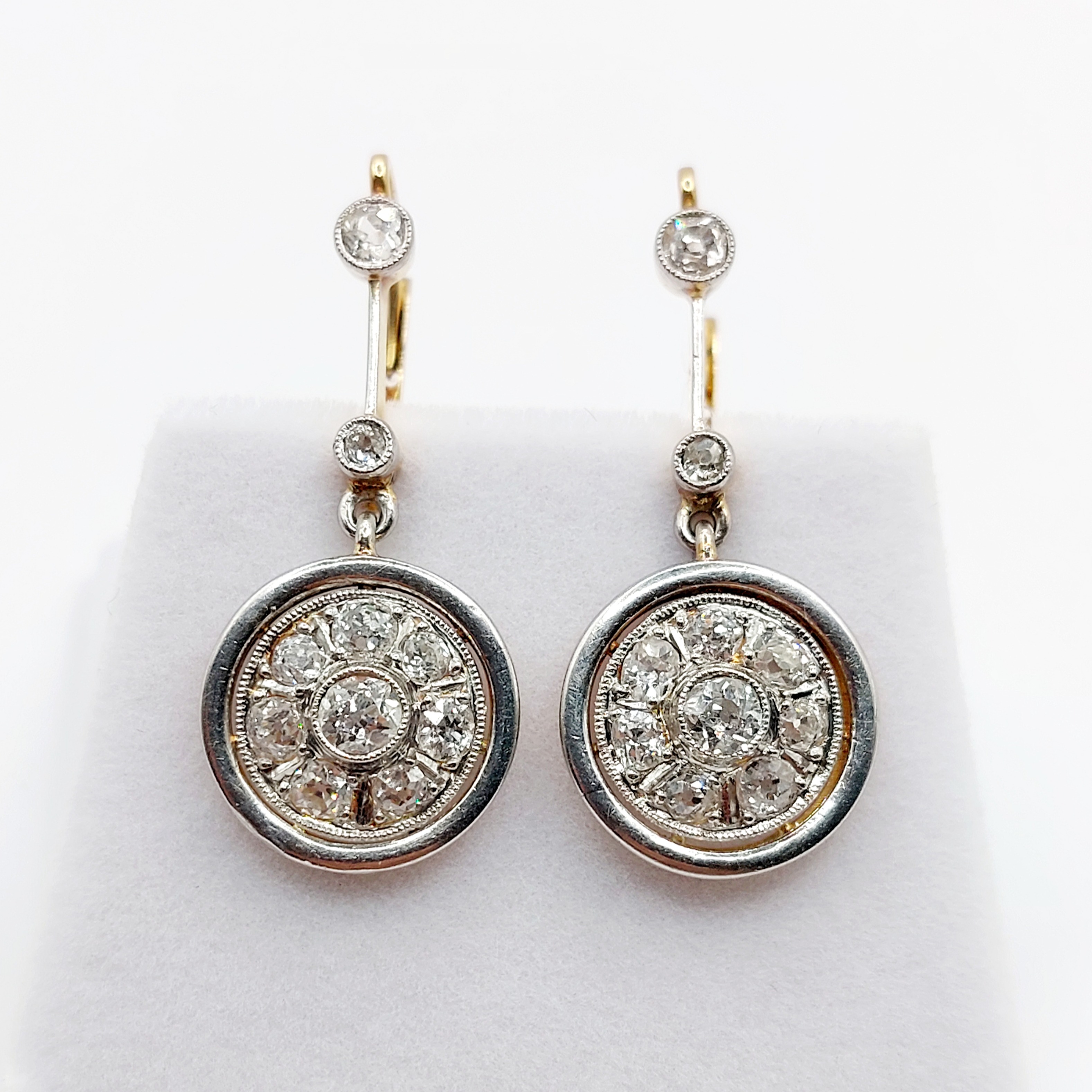 French Art Deco target sleepers earrings 18k gold and platinum set with 1.30 carats of old mine cut diamonds (circa 1920)
PRICE : 1550€
Magnificent French Art Deco goldsmithing work
Dimensions: 33 x 14 mm
Weight: 5.50 g
Main diamond size (x2): approximately 3.4 mm (estimated total weight 0.30 carats)
Secondary diamond size (x20): approximately 3.0 to 2.0 mm (estimated total weight 1.00 carats)
Micro scratches from use
No hallmarks
#diamondearrings #oldminecutdiamond #diamondsleepers #diamondleverback #leverbackearrings #leverbackearrings #dormeuses #trempleuse #bouclesdoreilles #bouclesdoreillesdiamant #diamant #diamond #antiquediamondearrings #dormeuse #dormeuses #oldminecutdiamond #oldminecut