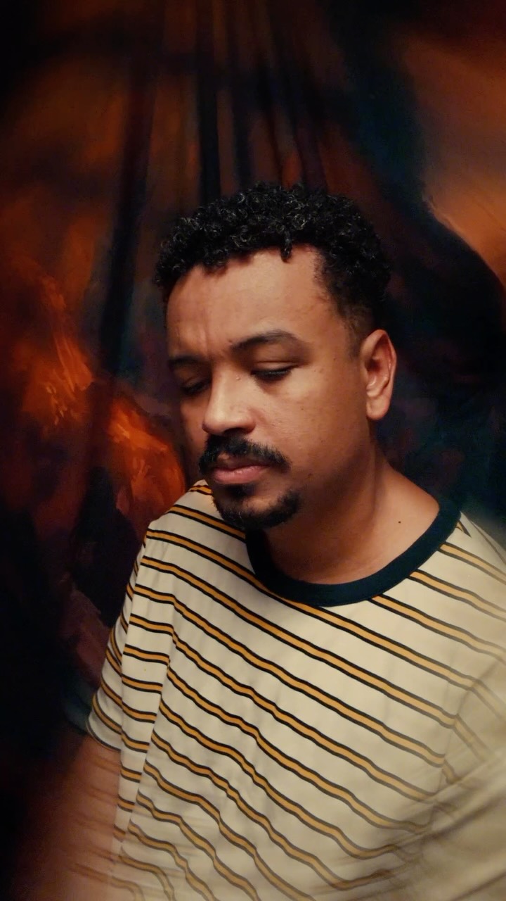 Não há outro como Jesus.
Podemos procurar respostas em tantos lugares, admirar tantas coisas e depositar nossa esperança em tantas pessoas… mas, no fim, tudo perde o brilho quando contemplamos quem Ele é.
Não há outro nome que salve.
Não há outro amor que permaneça.
Não há outra presença que satisfaça.
Não há outro digno de receber toda honra, toda glória e toda a nossa adoração.
Que essa não seja apenas uma canção nos nossos lábios, mas a declaração de uma vida inteira:
Jesus, não há outro.
Nunca houve. Nunca haverá.
Só Tu és digno. ❤️🔥