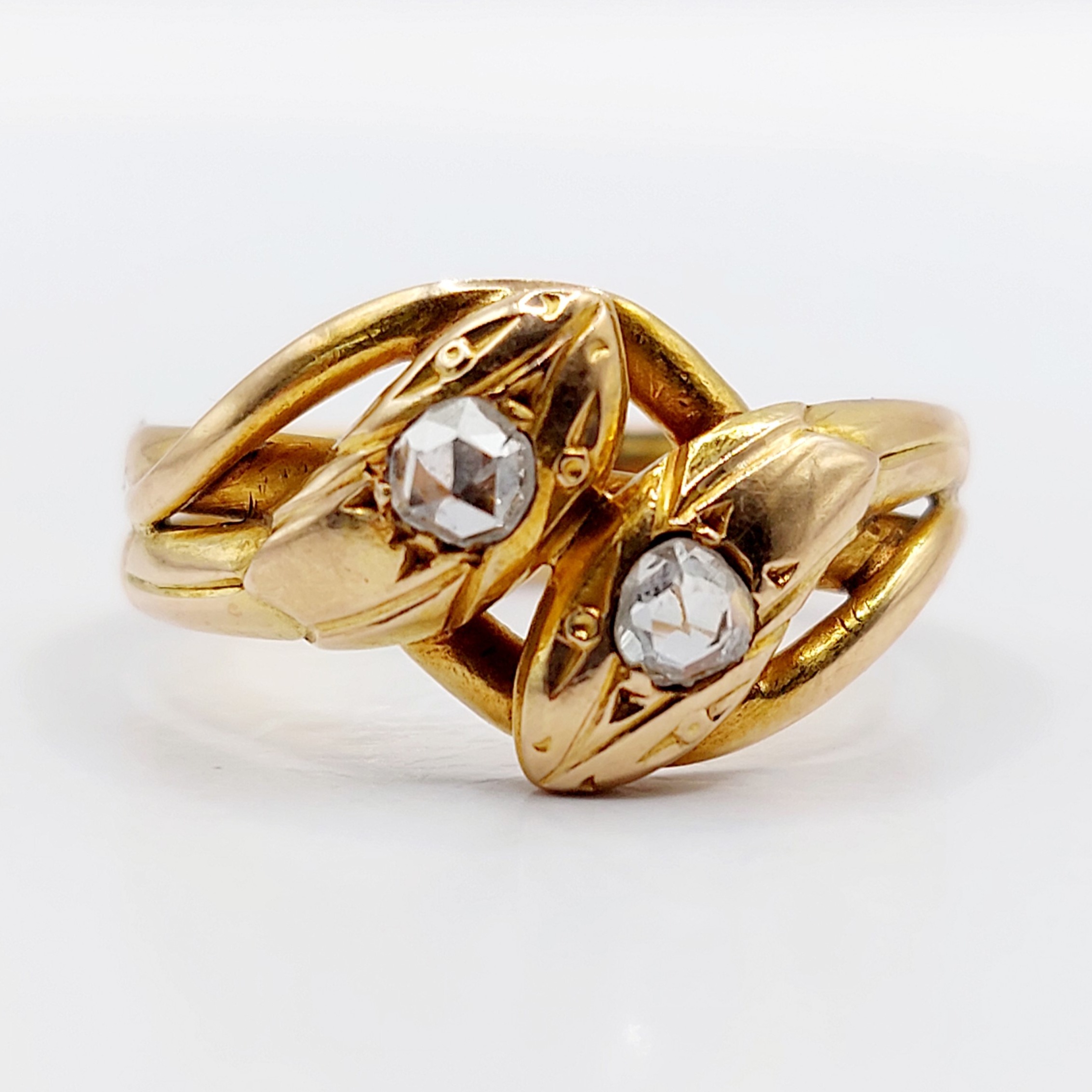 Antique two headed snake ring 18k rose gold set with rose cut diamonds (circa 1900)
PRICE : 980€
Magnificent antique goldsmithing
Size: 51 FR / 5.5 US
Weight: 3.87 g
Ring width: 10.4 mm (at the heads)
Diamond size: approximately 3 mm
Micro scratches from use
Owl hallmark (French hallmarks)
#frenchjewelry #diamond #diamondring #antiquering #victorian #victorianring #marquisering #augustusjewels #vintagering #daisyring #daimondhaloring #snakering