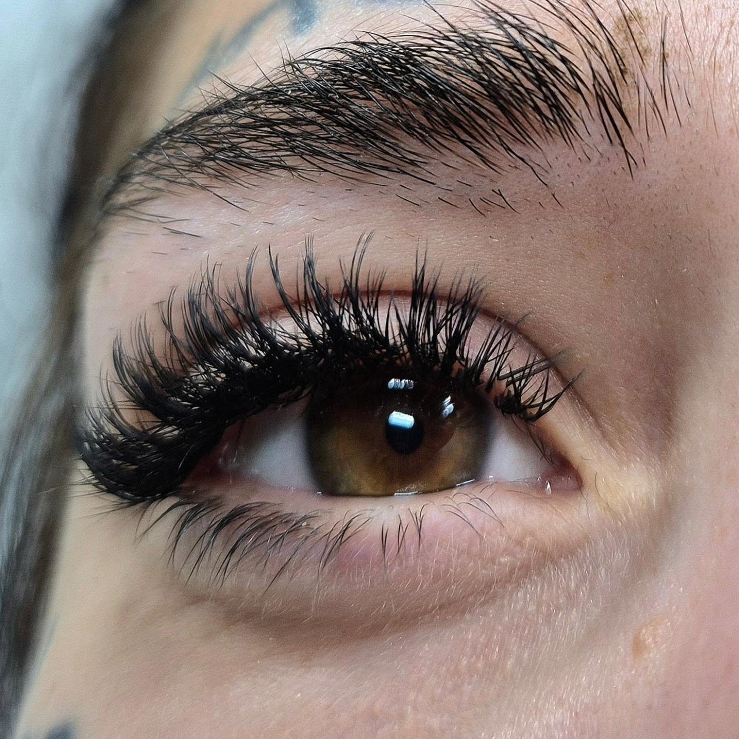 Wet lashes effect #vipperextensionsoslo#vipperoslo#vipperrøa#vipperullern#wetlashlook