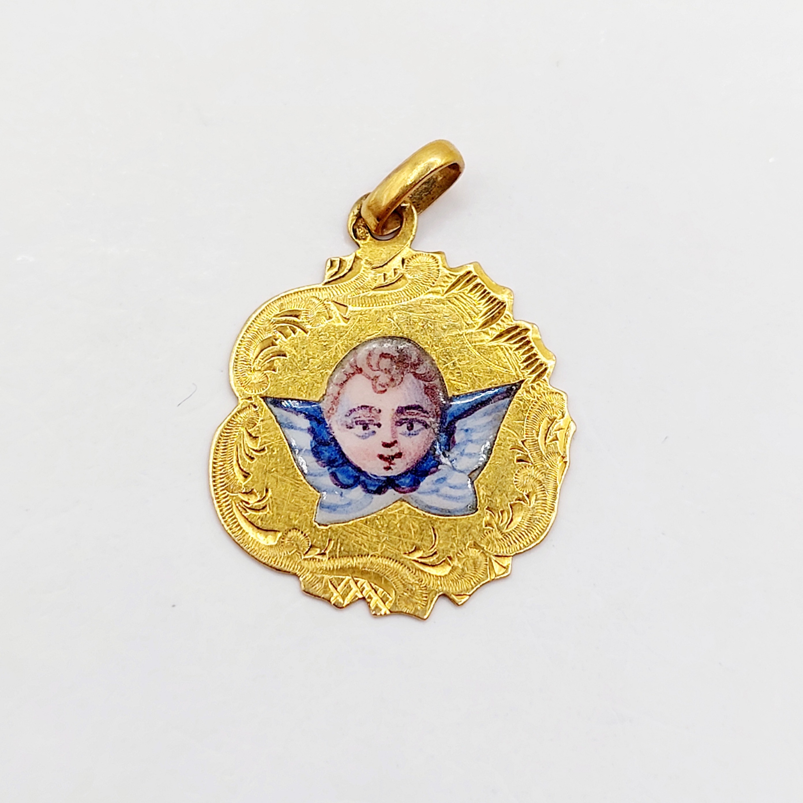 // SOLD \\ French antique cherub pendant 18k rose gold finely enameled (circa 1900)
PRICE : 510€
Magnificent and rare antique French goldsmithing work
Size: 24 x 18 mm (including bail)
Weight: 1.51 g
Micro scratches from use
Eagle's head hallmark (French hallmarks)
#antique #antiquejewelry #victorian #cherub #cherubjewelry #frenchjewellery
