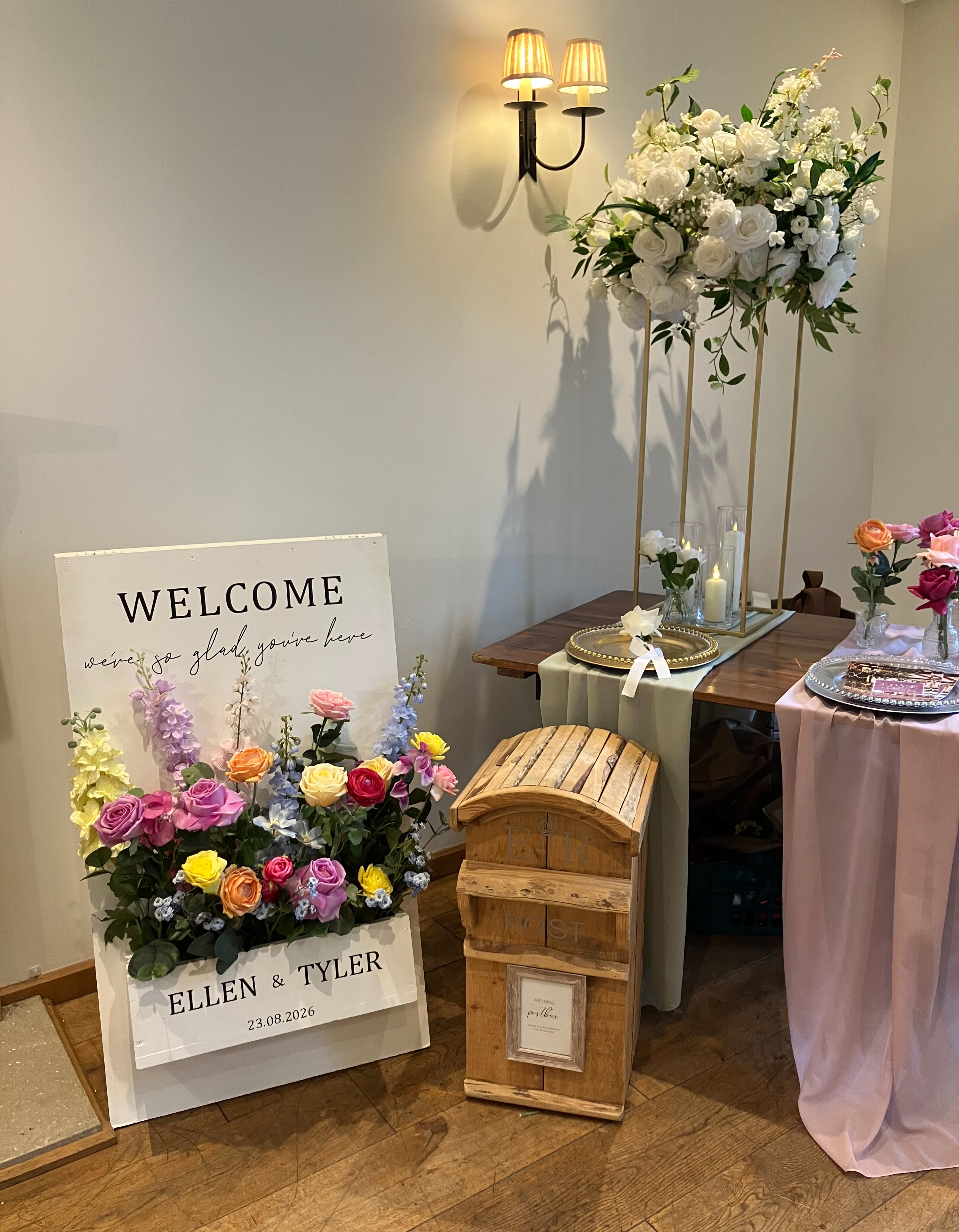 After a forest style “traffic” jam I arrived at #burleymanorwedding to set up for the showcase today. I’ve only just had time to post this as it’s been so busy with couples coming to look at this gorgeous venue. It is open until 4pm so come on down.
#brockiceabbie
#newforesticecream
#burleymanorwedding
#hampshire weddings